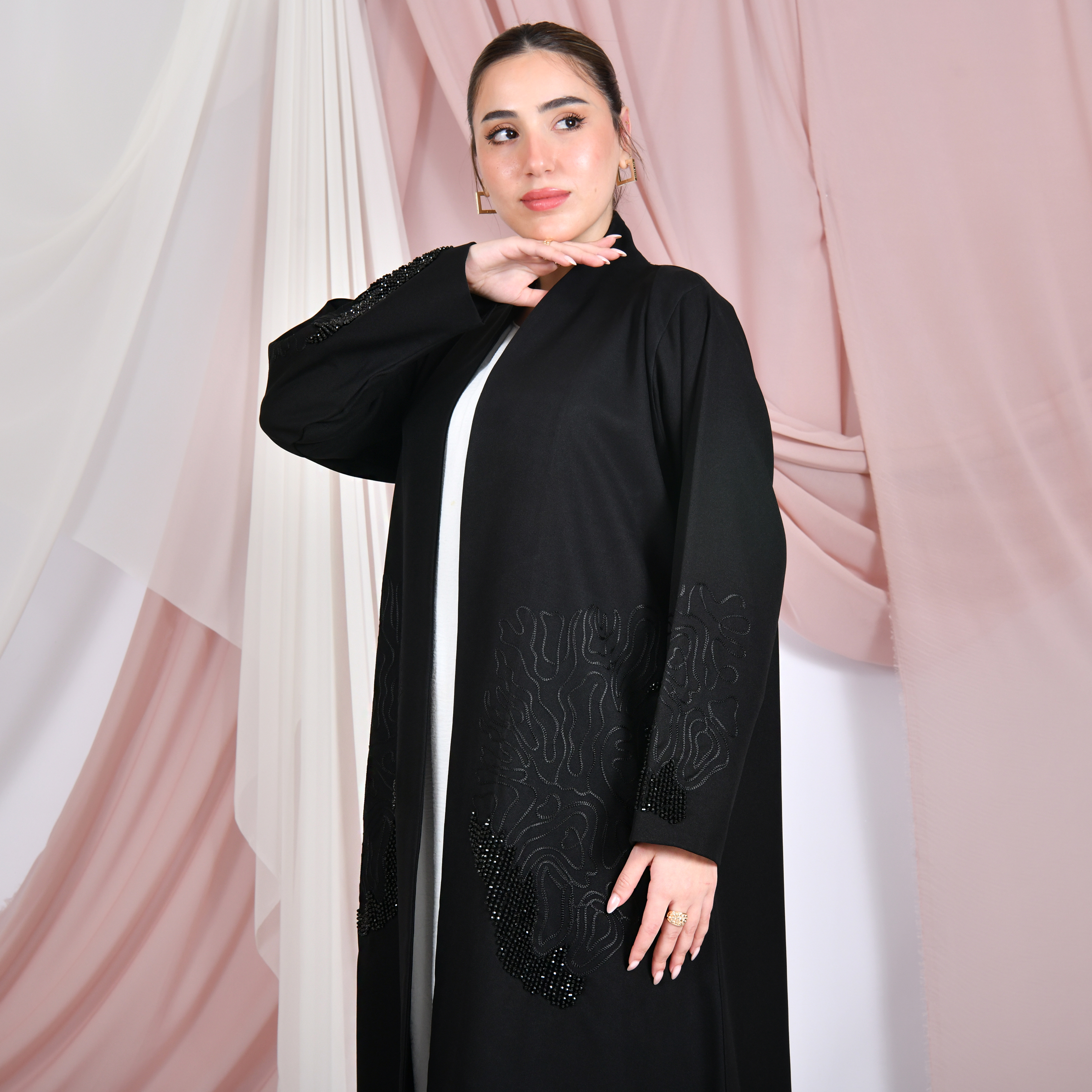  عباية لف سوداء مزينة بشك وتطريز جانبي العباية والاكمام 