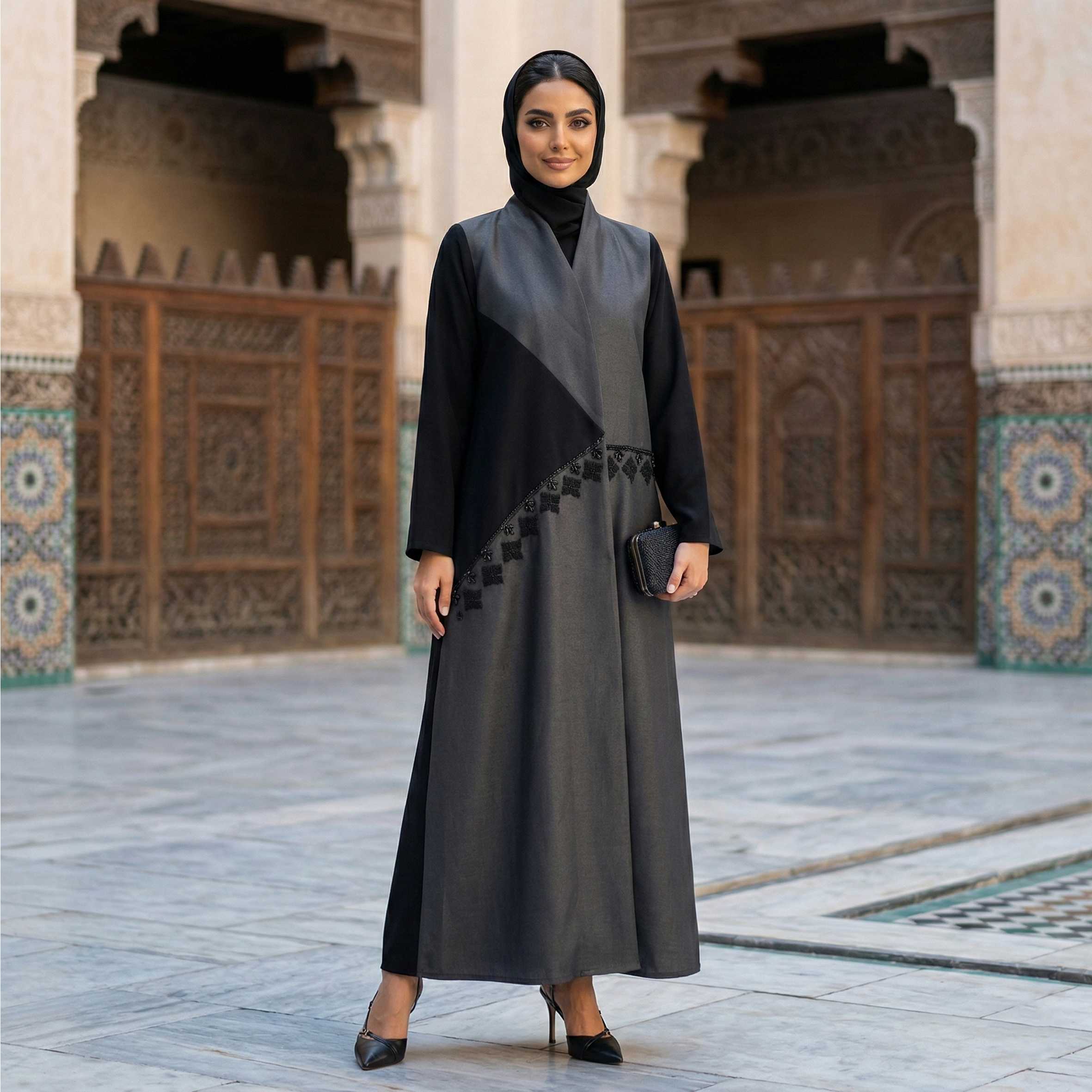  عباية باللون الأسود بتداخل تفته وكريب ومشغولة بشك راقٍ 