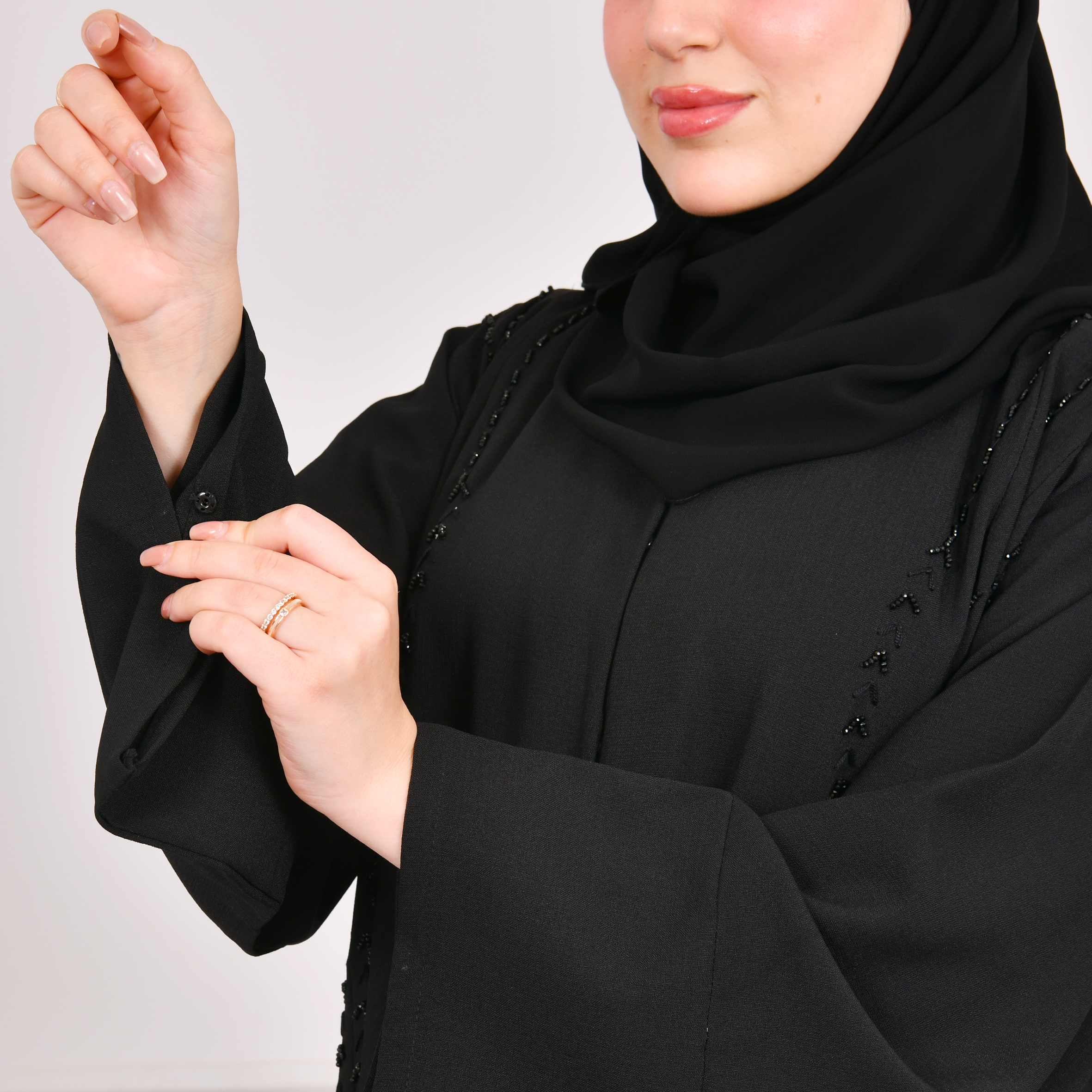  عباية سوداء ربع كلوش مغلقة بكم واسع مزينة بشك على جانبي العباية 