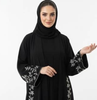  عباية باللون الأسود موديل كلوش بقماش ملكي وتطريز شك فاخر 