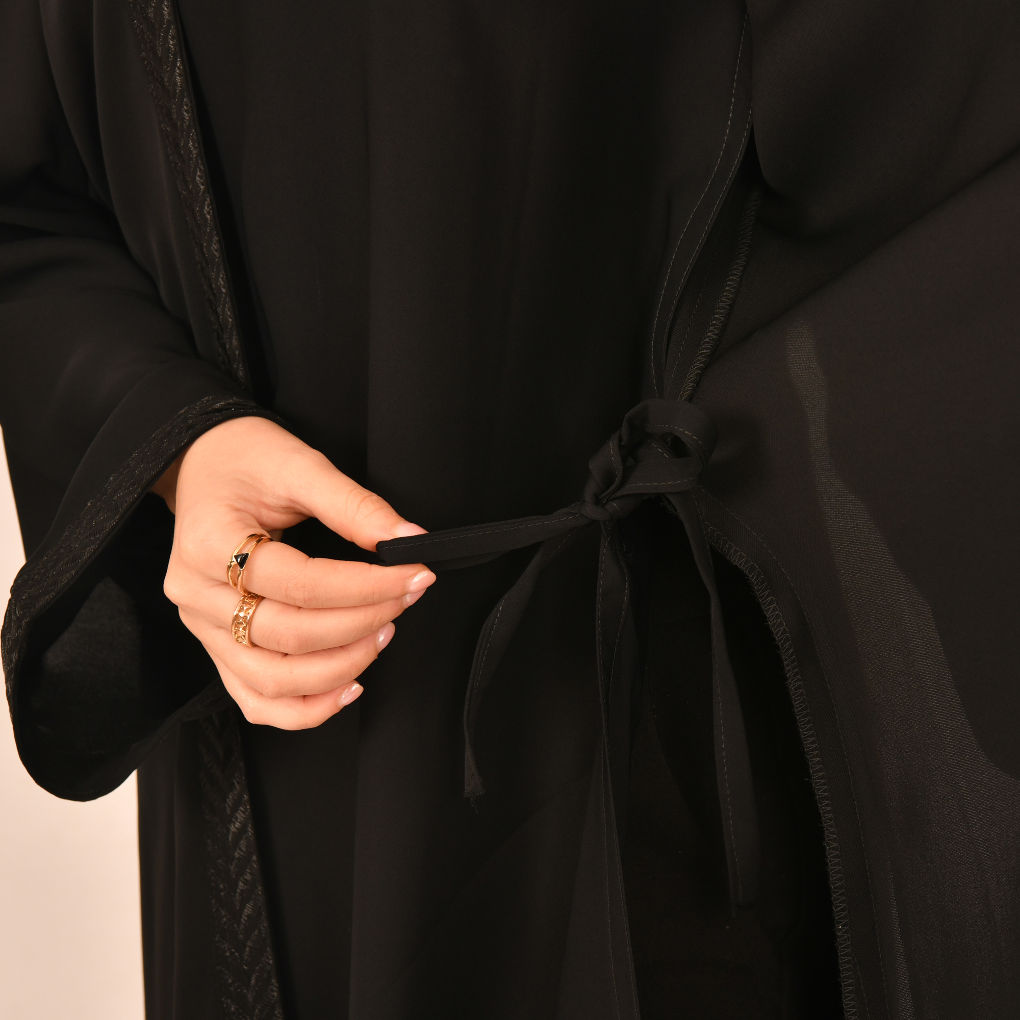  عباية لف سوداء بفستان متصل مزينة بكلفة سنابل على حواف العباية والاكمام  