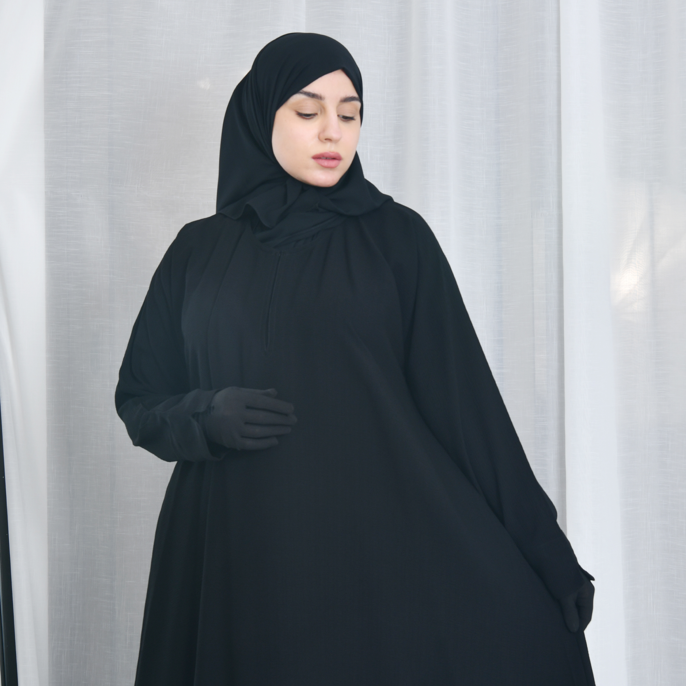  عباية كتف سادة مغلقة بطقطق من الاعلى 