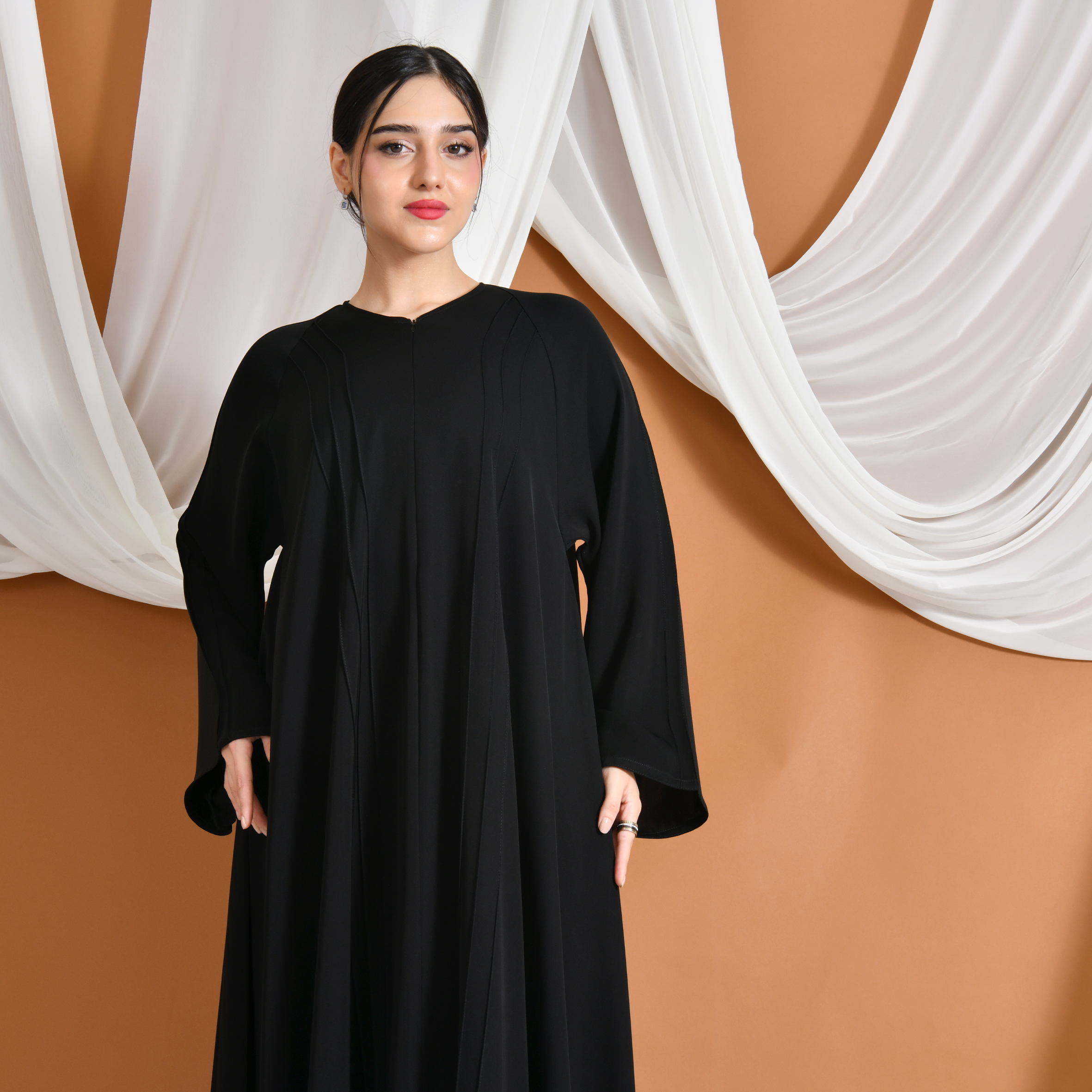  عباية هالة | بتصميم كلوش بخياطة ناعمة مغلقة بسحاب 
