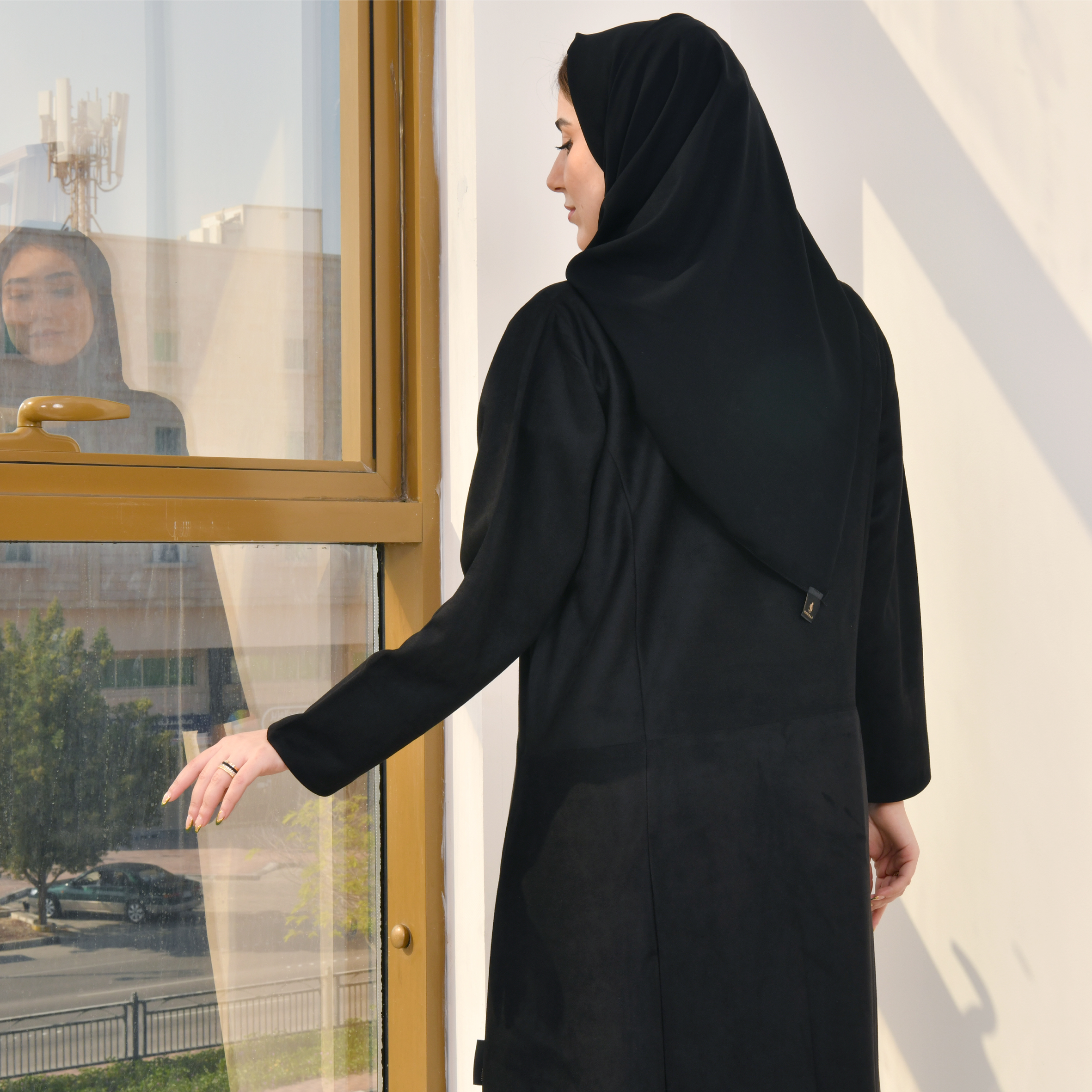 عباية شتوية سوداء موديل بليزر مغلقة بأزرار من قماش الشاموا بقصه ربع كلوش  