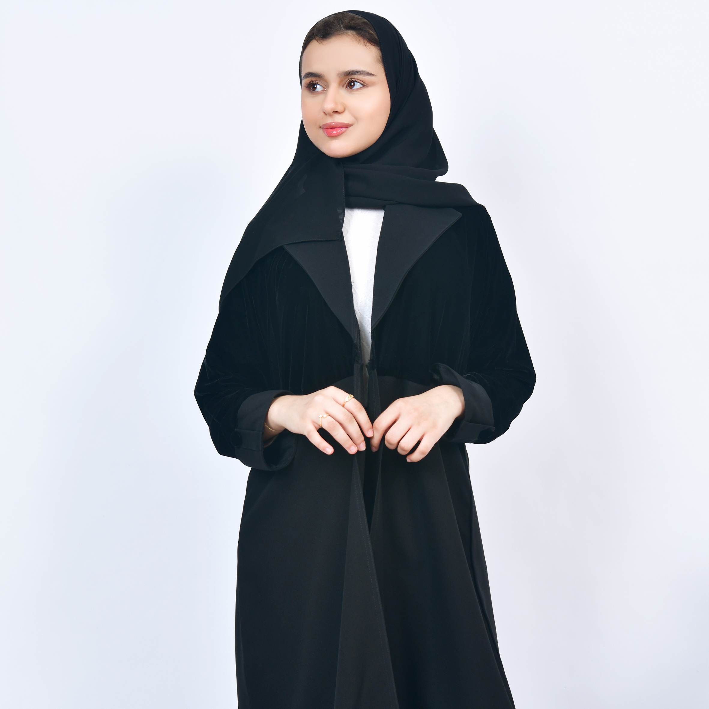  عباية بناتية شتوية بقماش الكريب والمخمل على الجزء العلوي  
