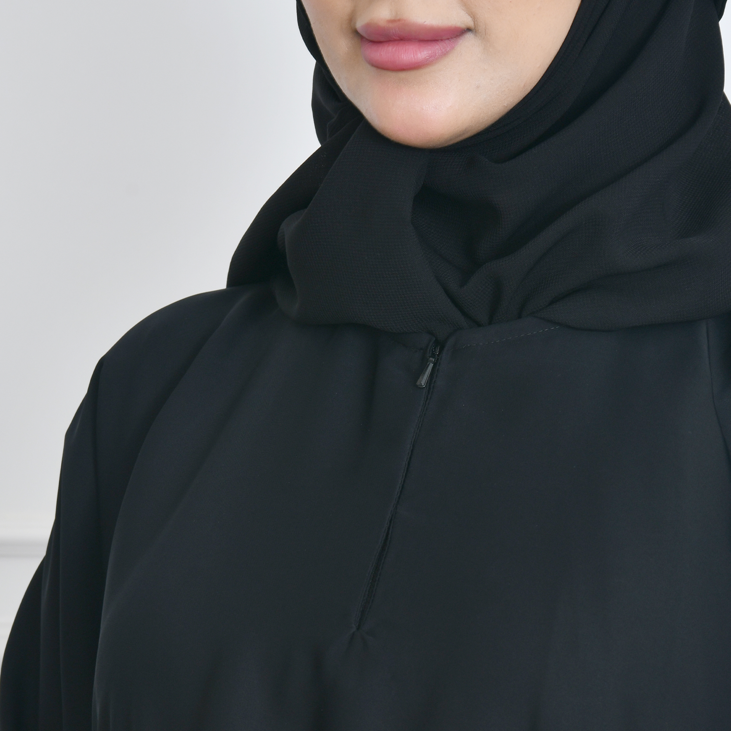  عباية كتف سوداء مغلقة بأكمام ضيقة وجيوب مخفية مزود بسحاب اغلاق 
