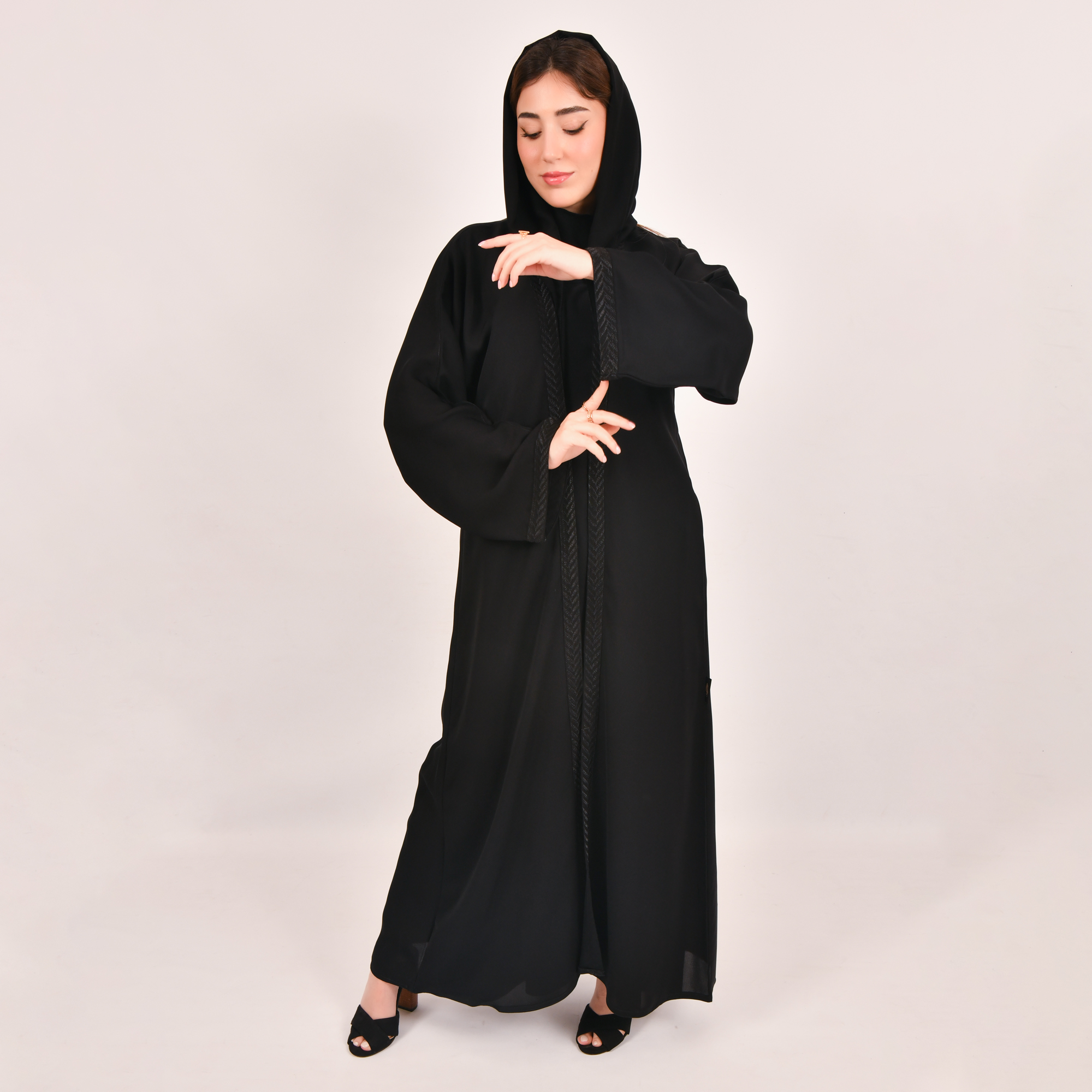  عباية لف سوداء بفستان متصل مزينة بكلفة سنابل على حواف العباية والاكمام  