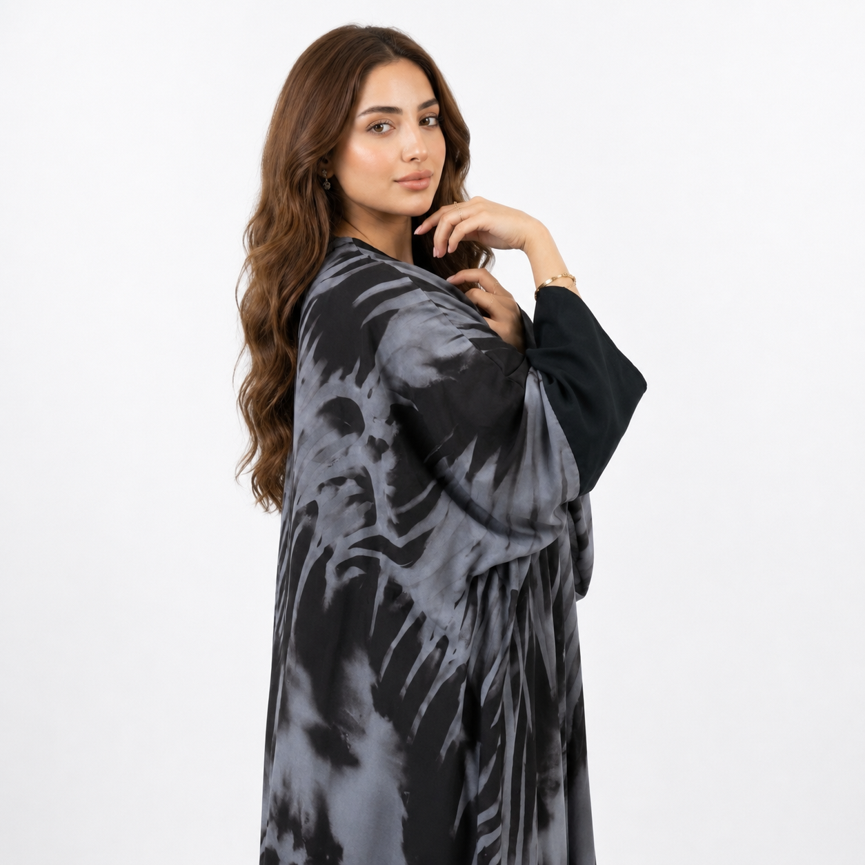  عباية فراشة نسائية  بطبعة عصرية من الأسود و ارمادي 