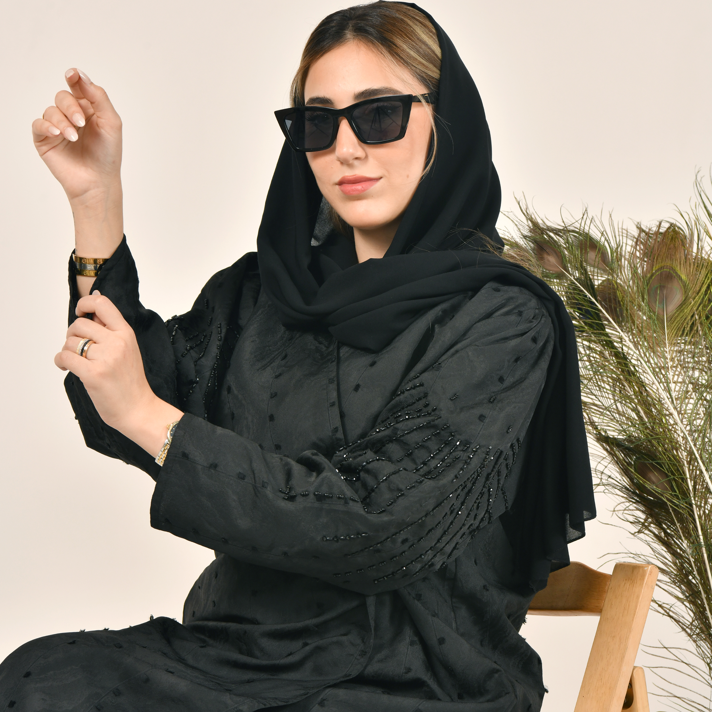  عباية لف سوداء بقماش مموه و اكمام مزينة بشك  اسود 