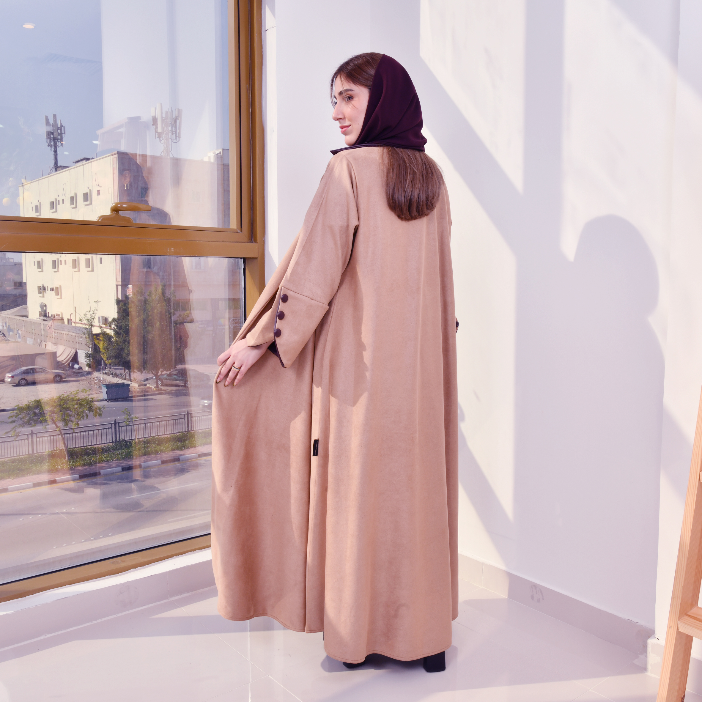  عباية لف شتوية من المخمل البيج مع تداخل الجلد العنابي الداكن و اكمام واسعه مزينة  بأزرا 