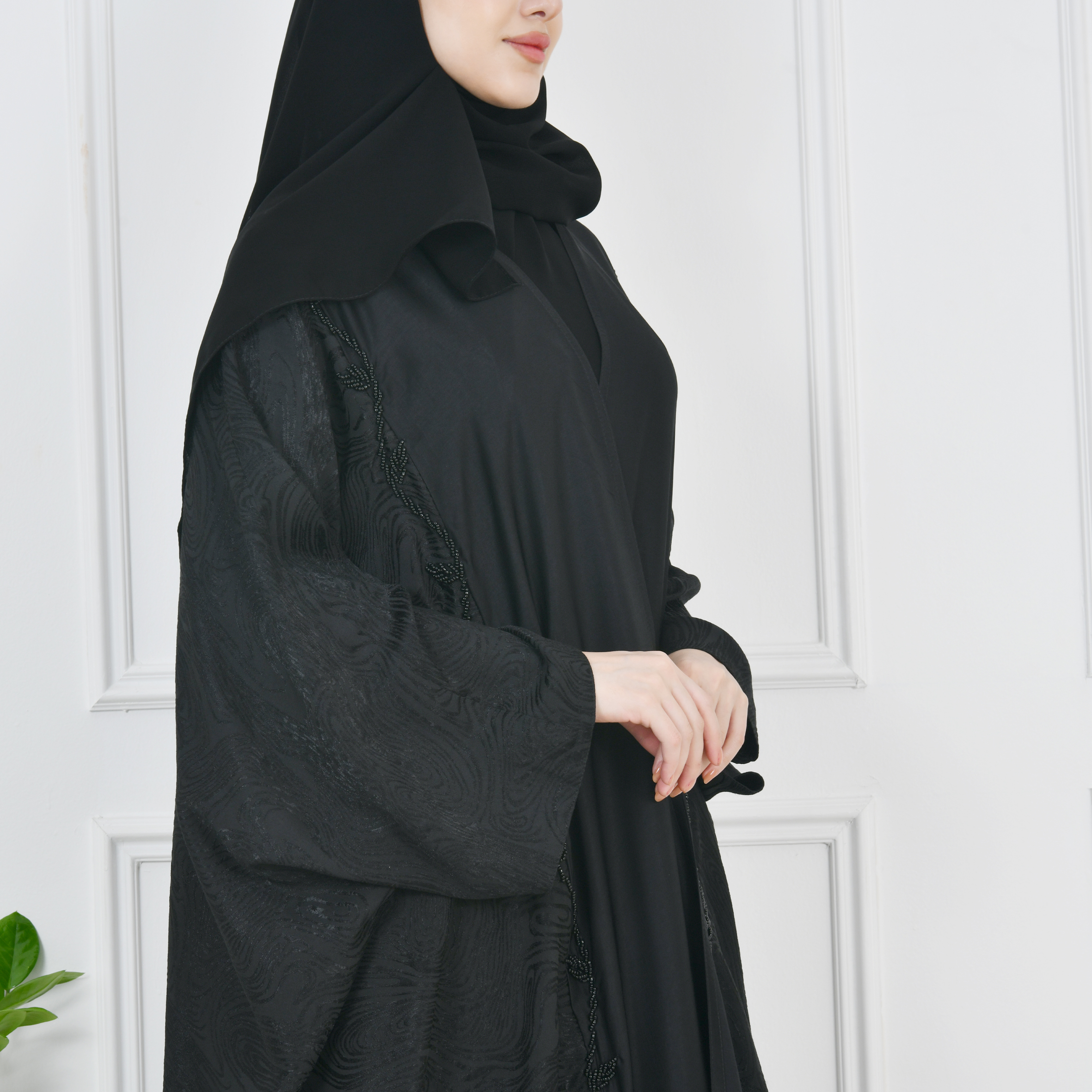  عباية لف بقصة بشت بدمج قماشين الاسود المشجر والحرير مزينة بشك طولي على جانبي العباية  