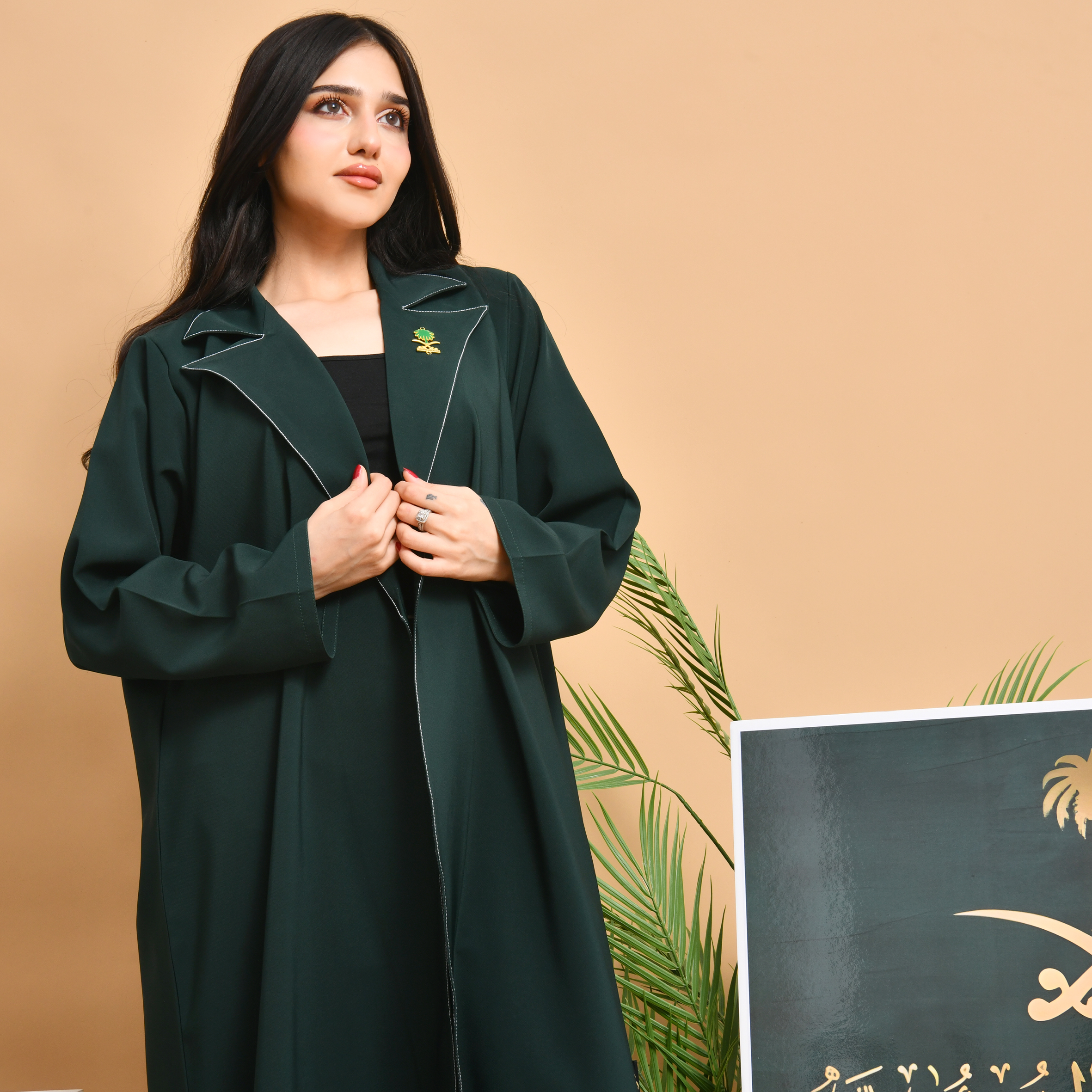  عباية بتصميم بليزر ربع كلوش بتطريز ابيض على الياقة  