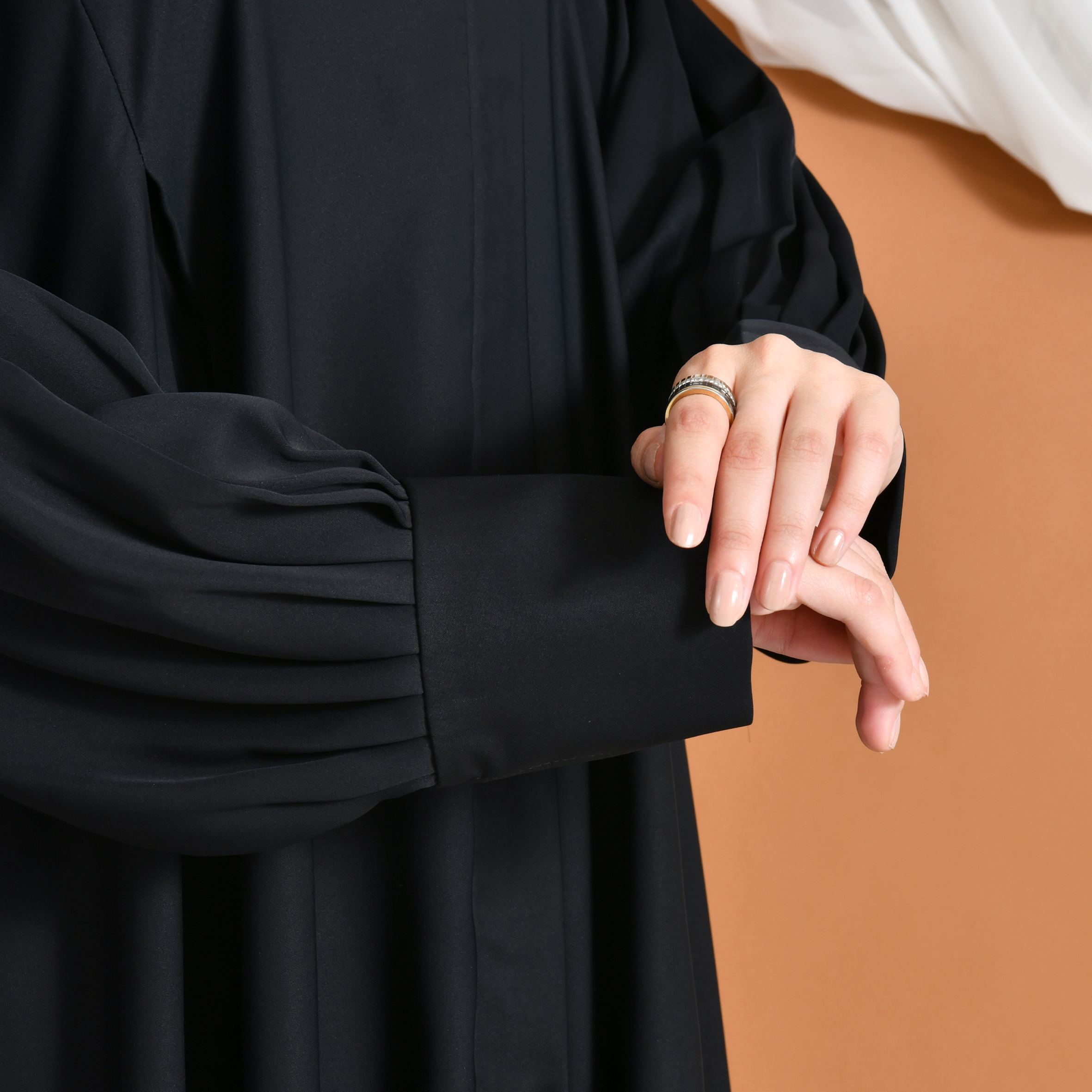  عباية سُدى | ربع كلوش بسحاب مخفي مزينة بكسرات جانبية وبف ناعم بالاكمام 