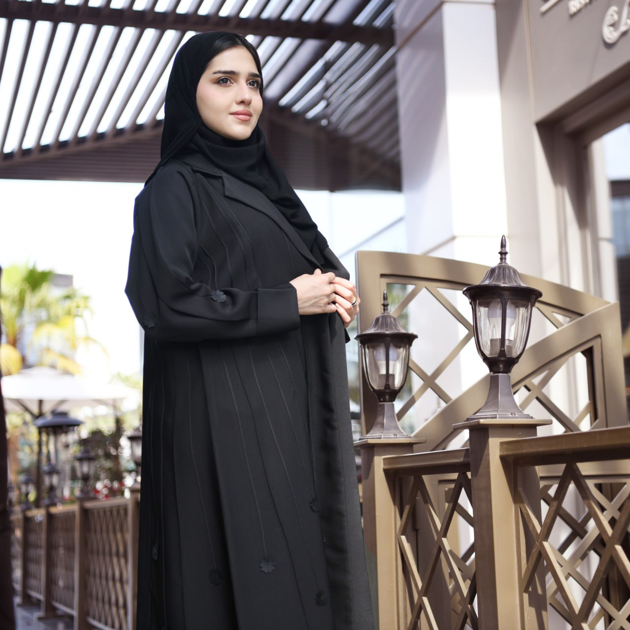  عباية سوداء ربع كلوش بقصة رسمية مزينة بقيطان وزهور سوداء 