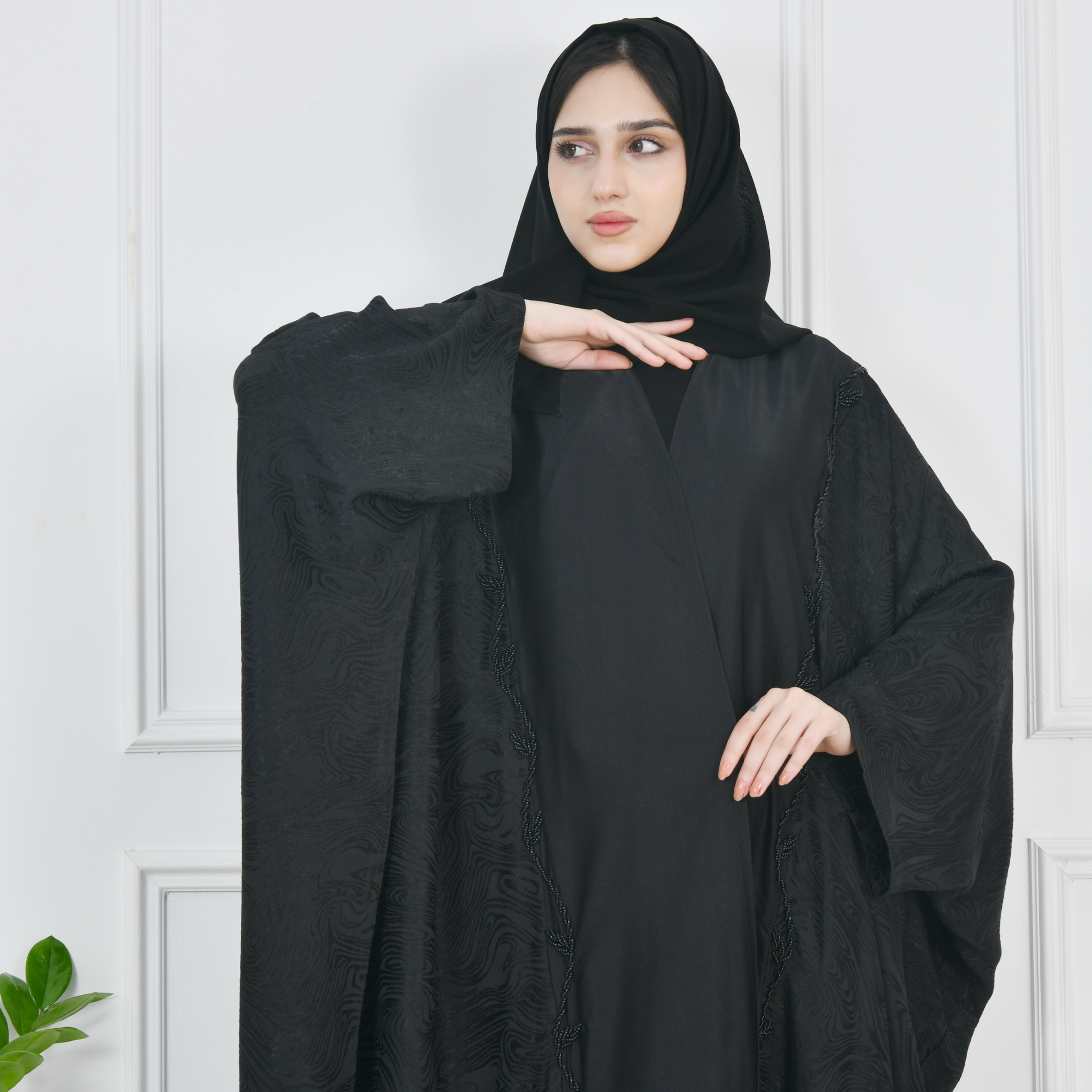  عباية لف بقصة بشت بدمج قماشين الاسود المشجر والحرير مزينة بشك طولي على جانبي العباية  