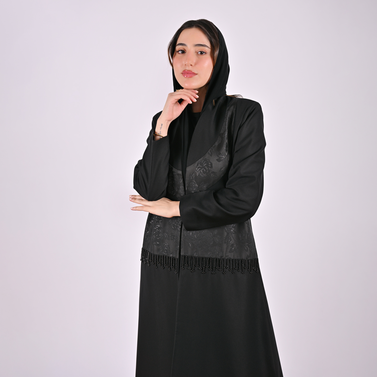  عباية لف سوداء بتصميم أنيق بتداخل الجاكار المشجر ومزينة بشك 
