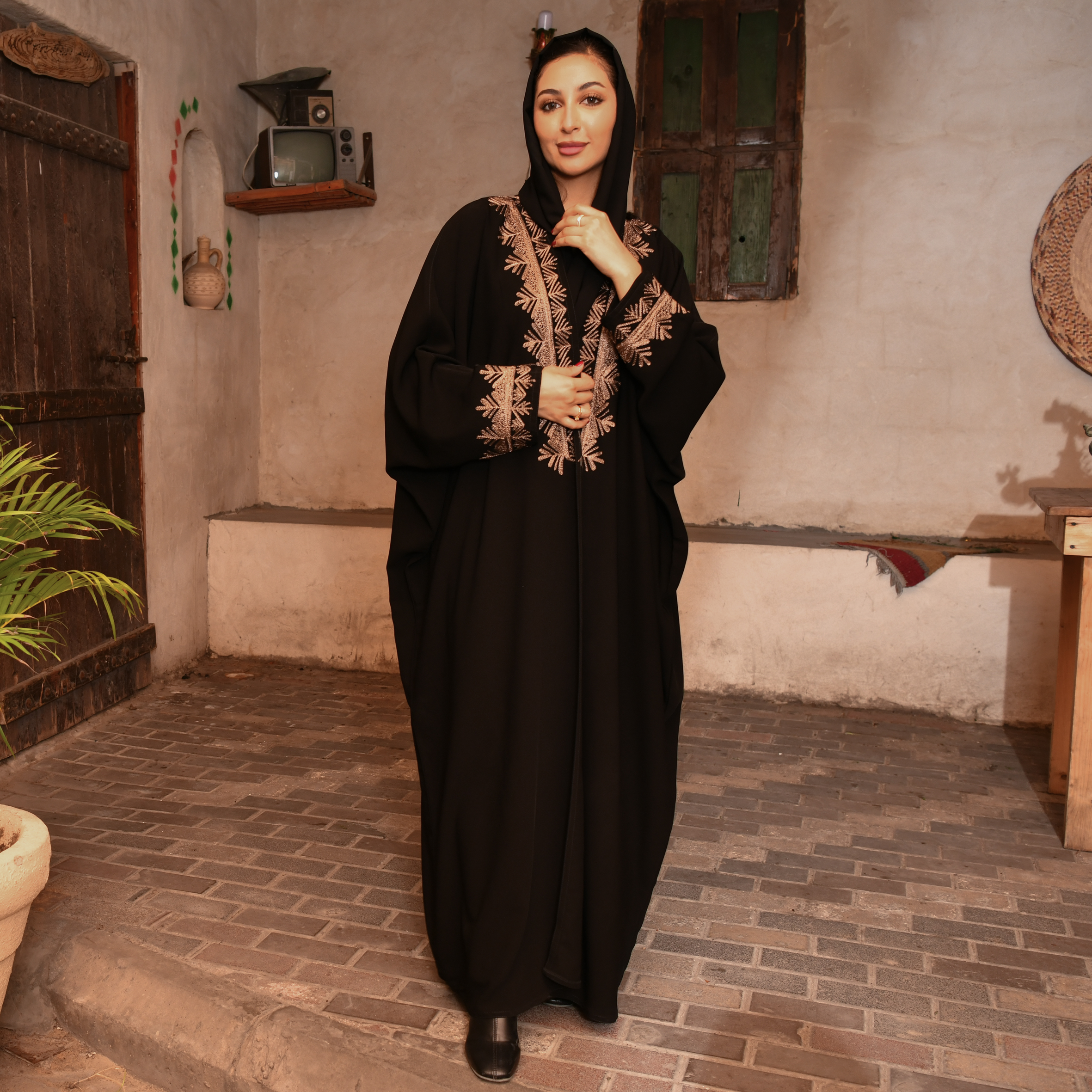  عباية بشت لف بتطريز نقوشات السدو المدموجة بالثقافة العسيرية باللون النحاسي الماع 