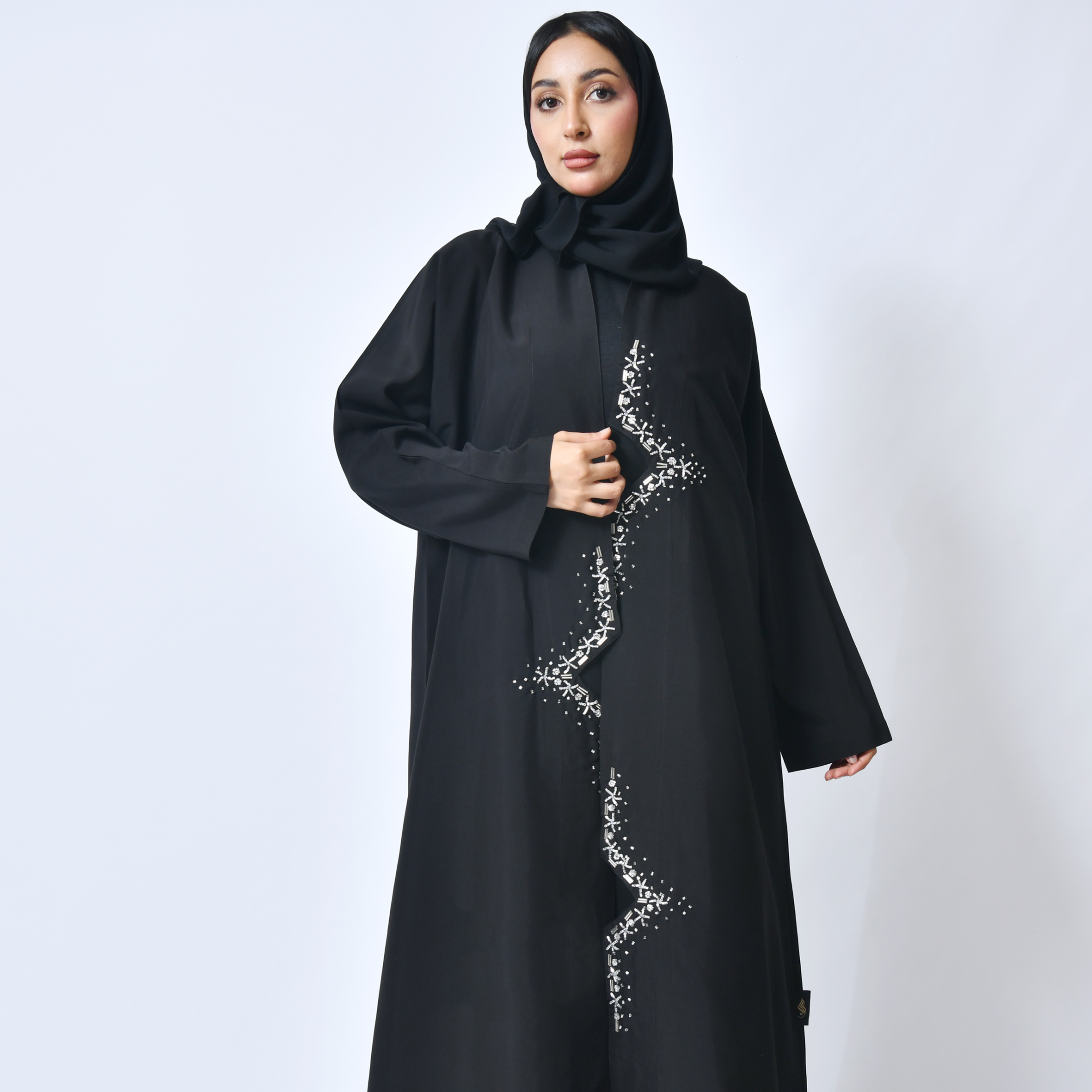  عباية لف سوداء بحواف غير مستوية مزينة بكريستال ابيض نجمي 