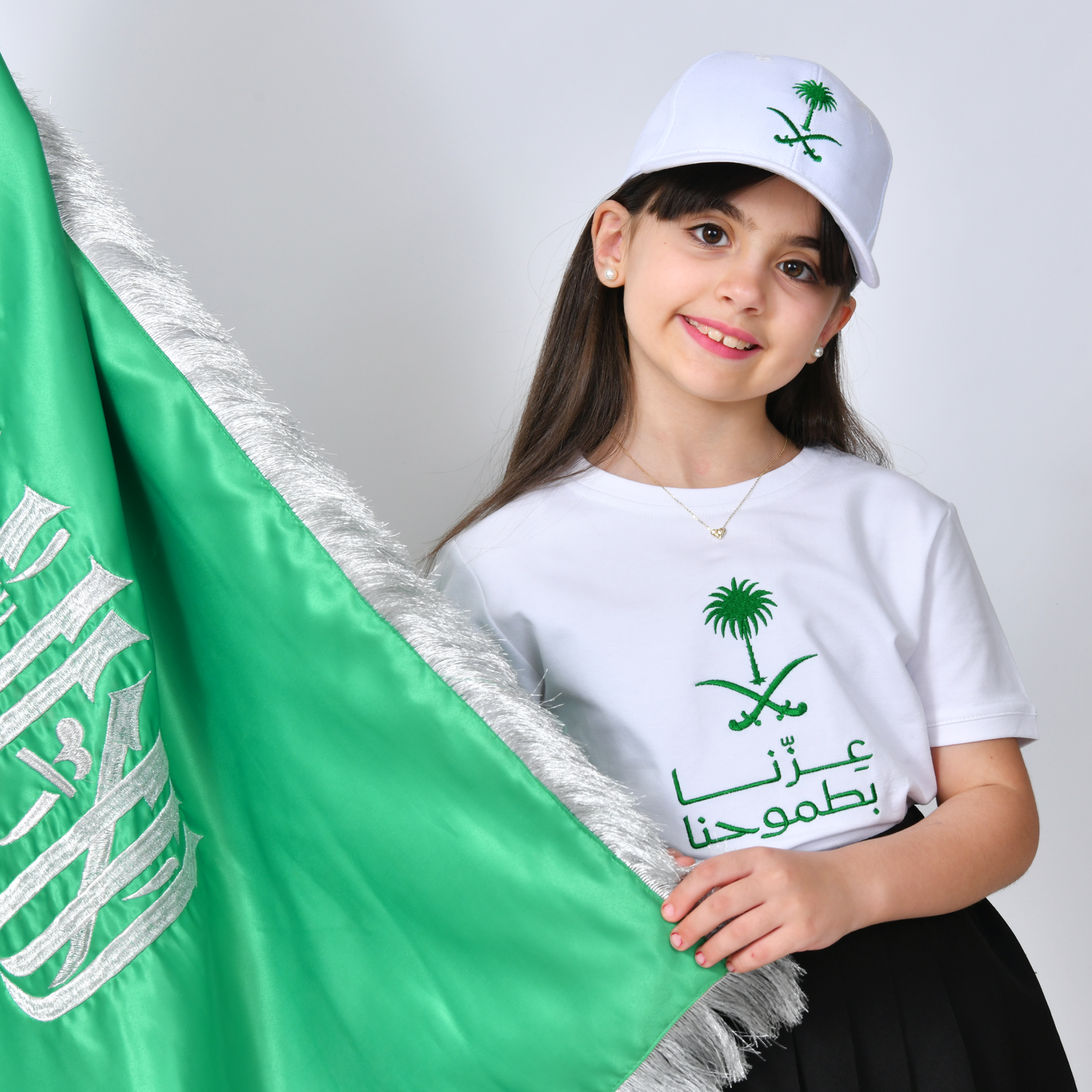  تيشيرت ابيض بتطريز شعار عزنا بطموحنا (للأولاد والبنات) 