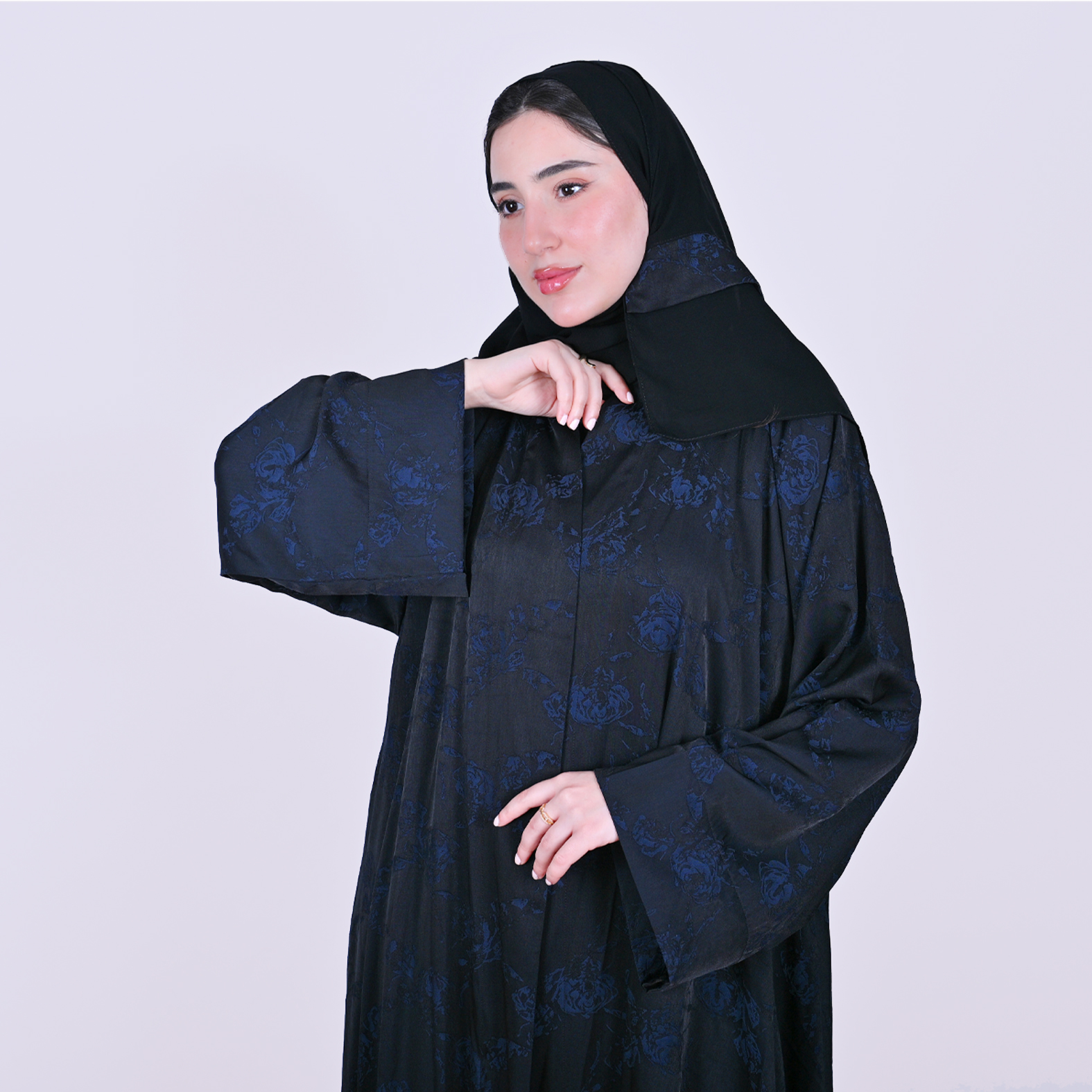  عباية لف كلوش وكم واسع بقماش صيفي منقش بزهور كحلية 
