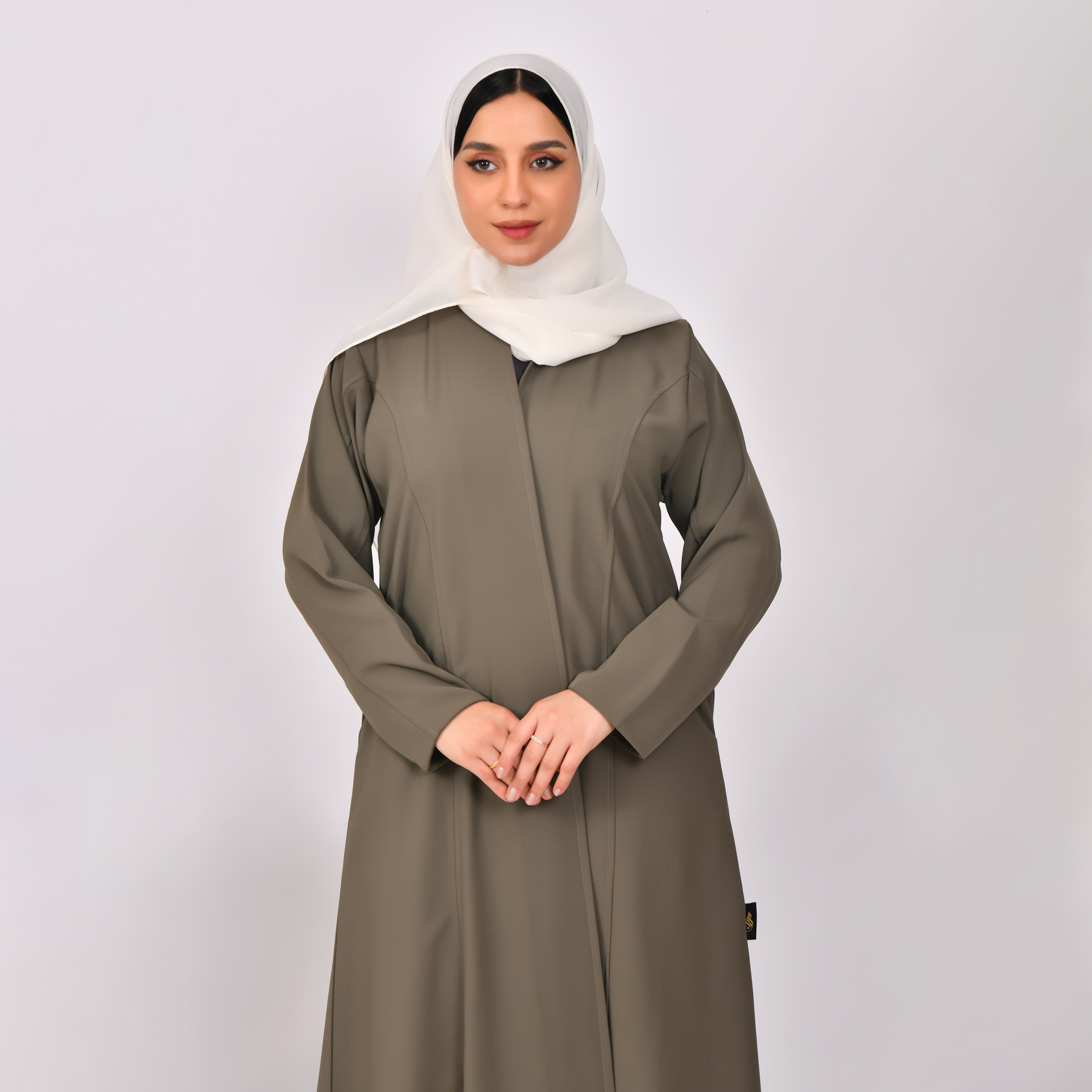  عباية لف باللون الاخضر الزيتي الفاتح ربع كلوش بخطوط تفصيلية مع جيوب جانبية مخفية 