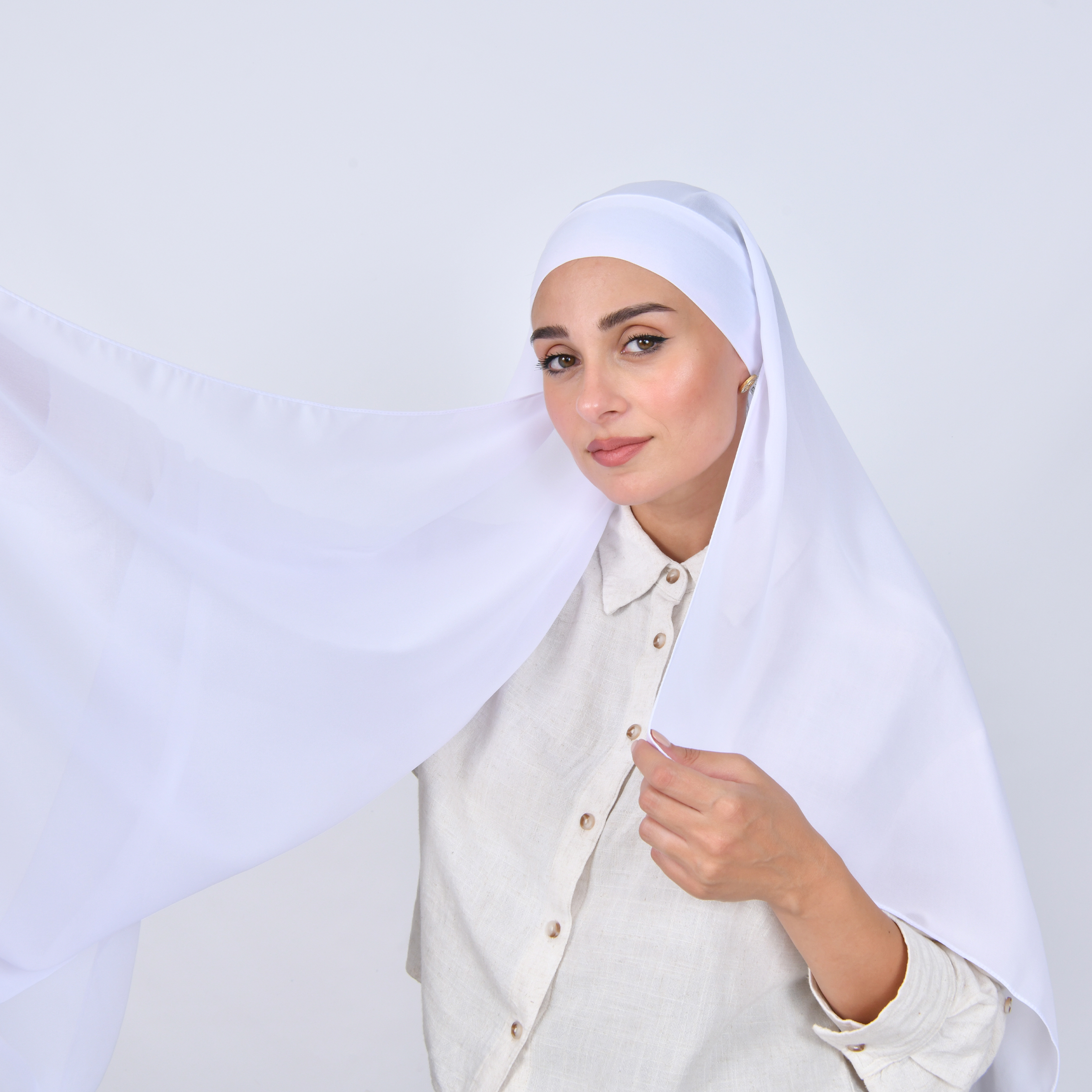  طرحة شيفون بربطة اغلاق - ابيض ناصع 
