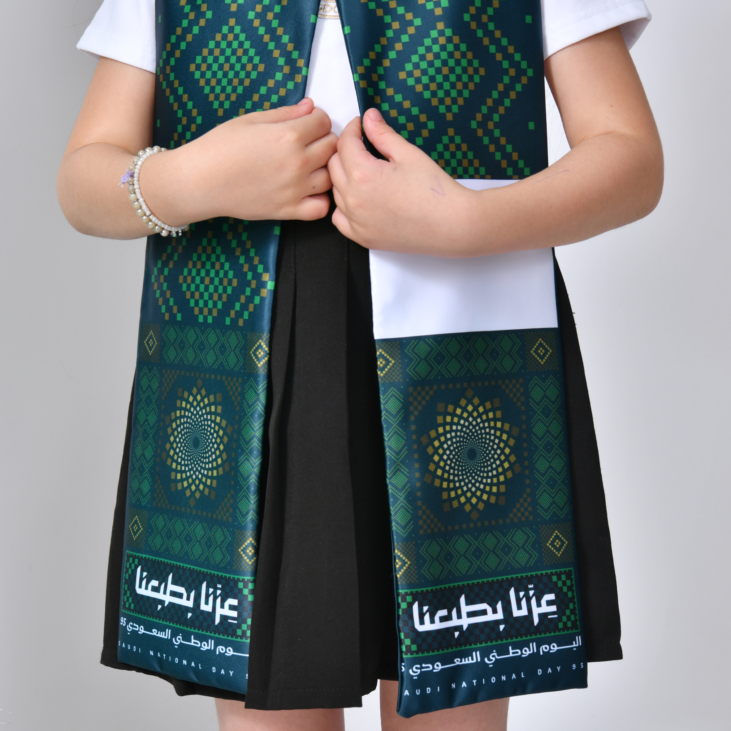  وشاح اليوم الوطني بشعار عزنا بطبعنا (للأولاد والبنات) 