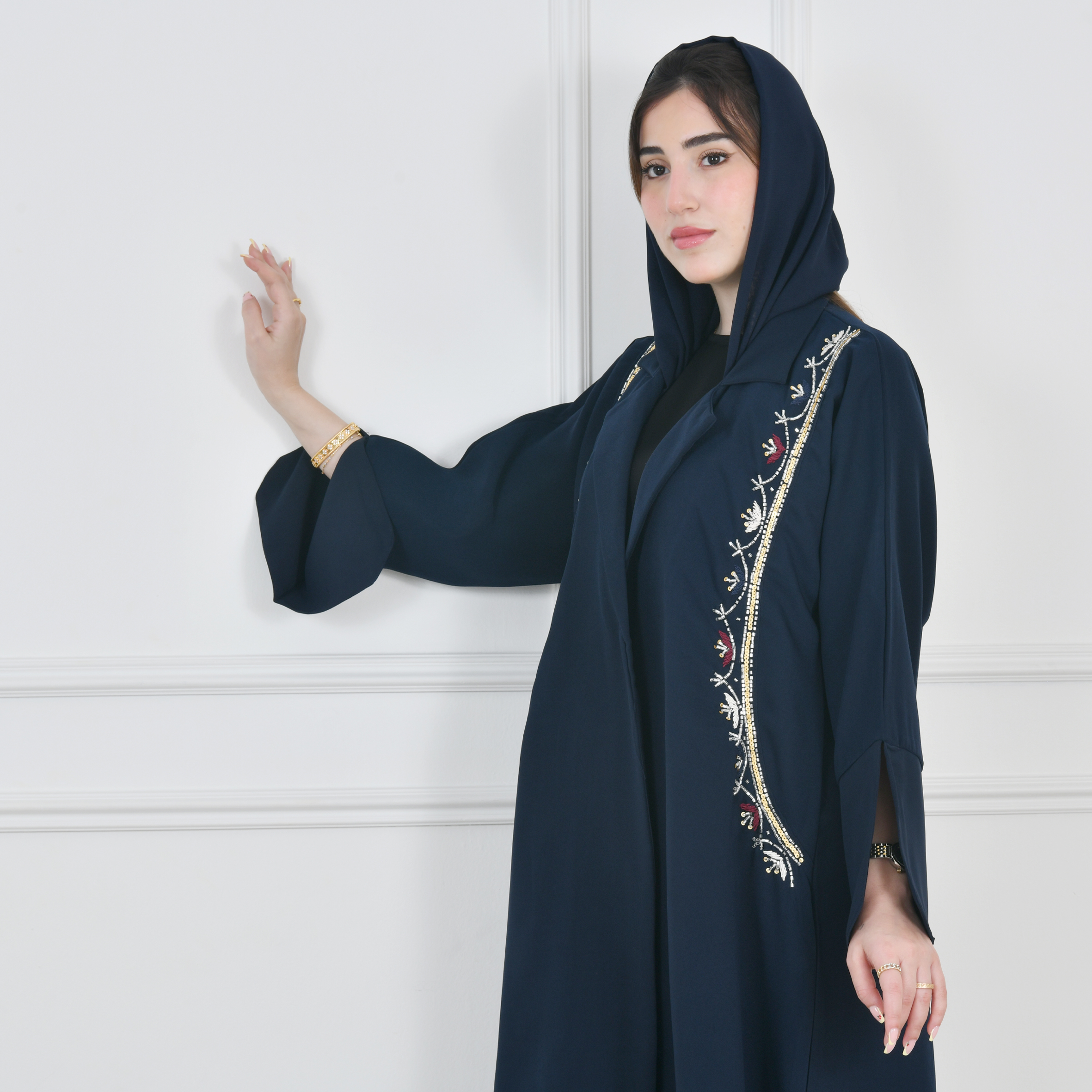  عباية لف كحلية بشك وتطريز زاهي على جانبي العباية بأكمام مفتوحة 