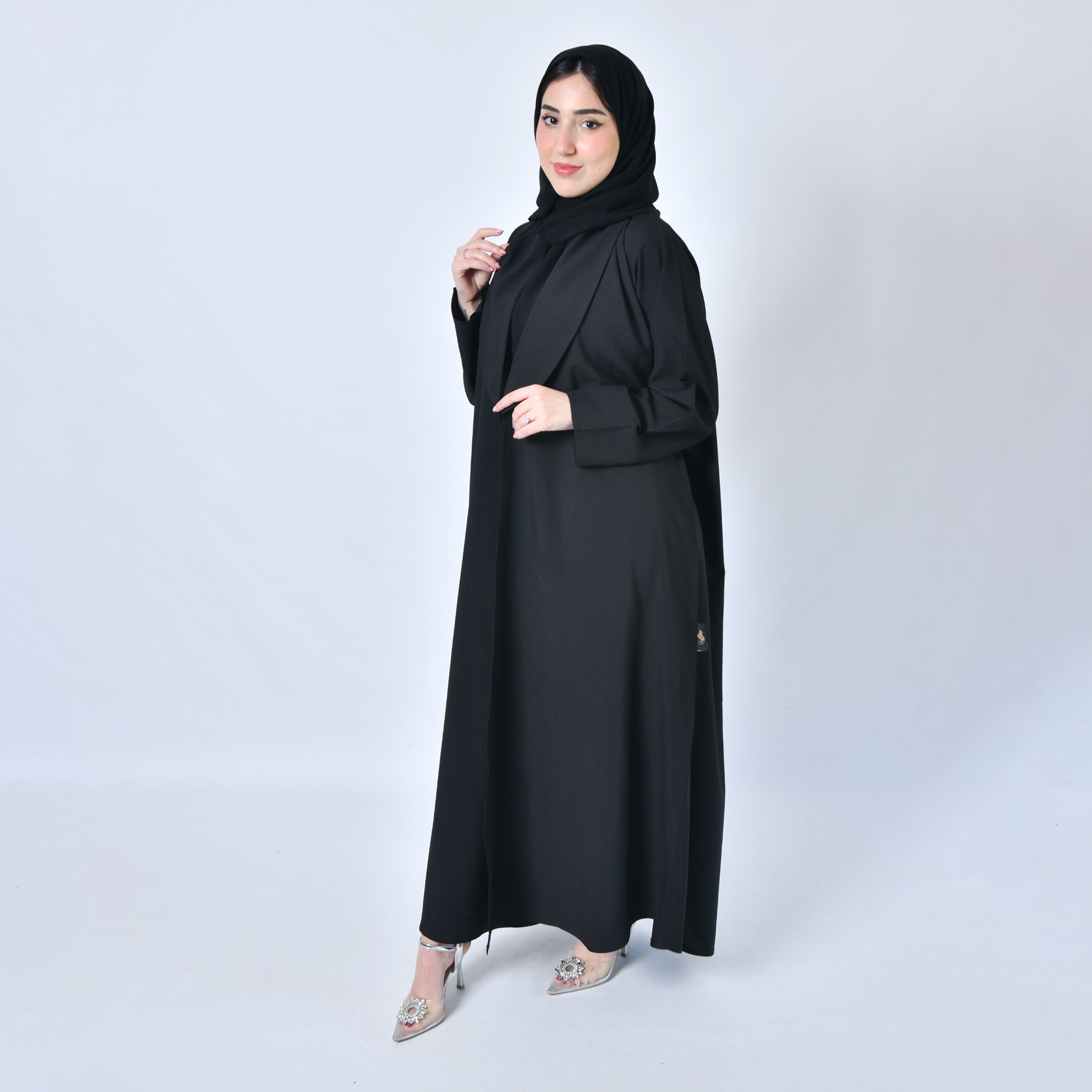  عباية لف سوداء بليزر تتميز بتطريز وكسرة من الخلف  