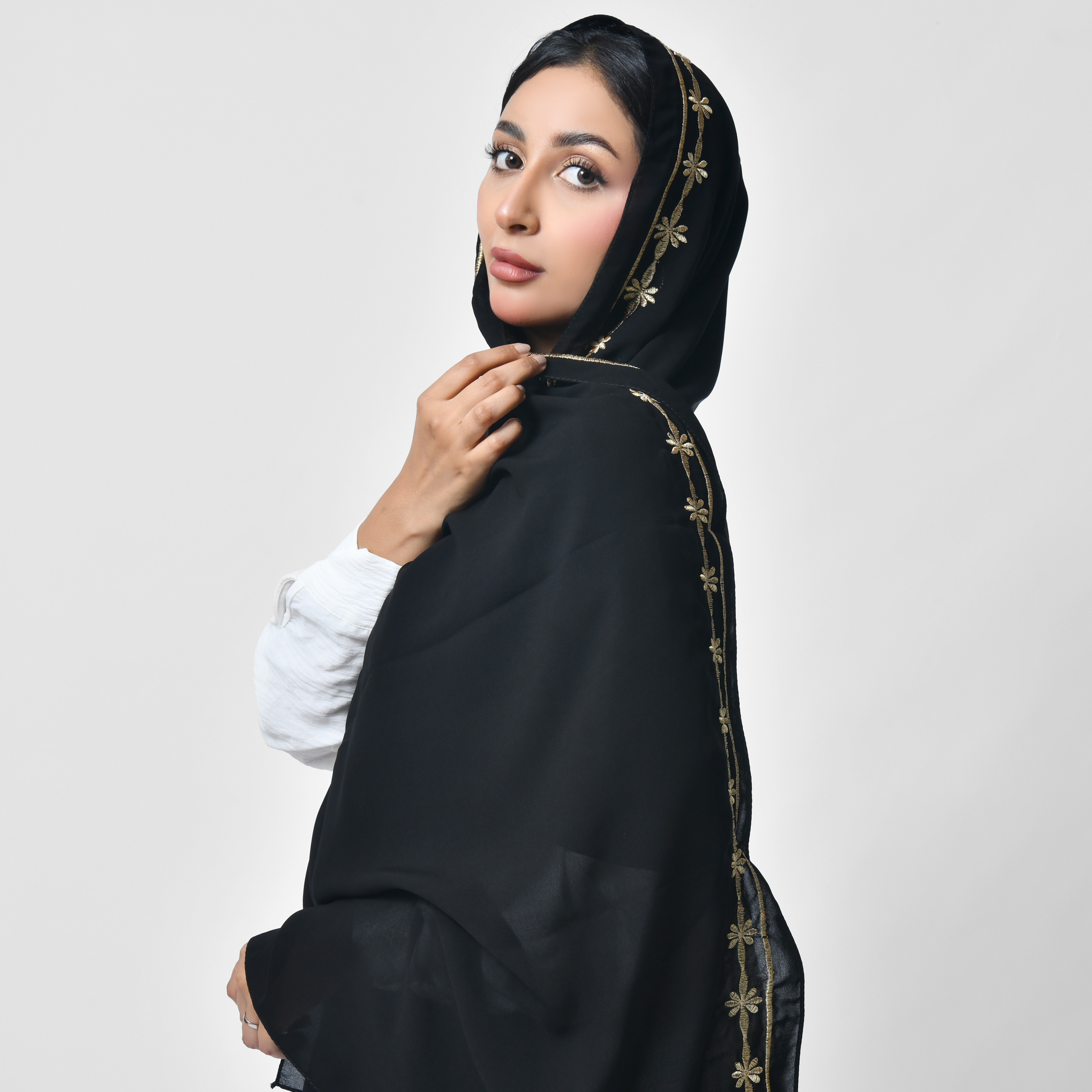  طرحة سوداء بتطريز ذهبي زاهي 