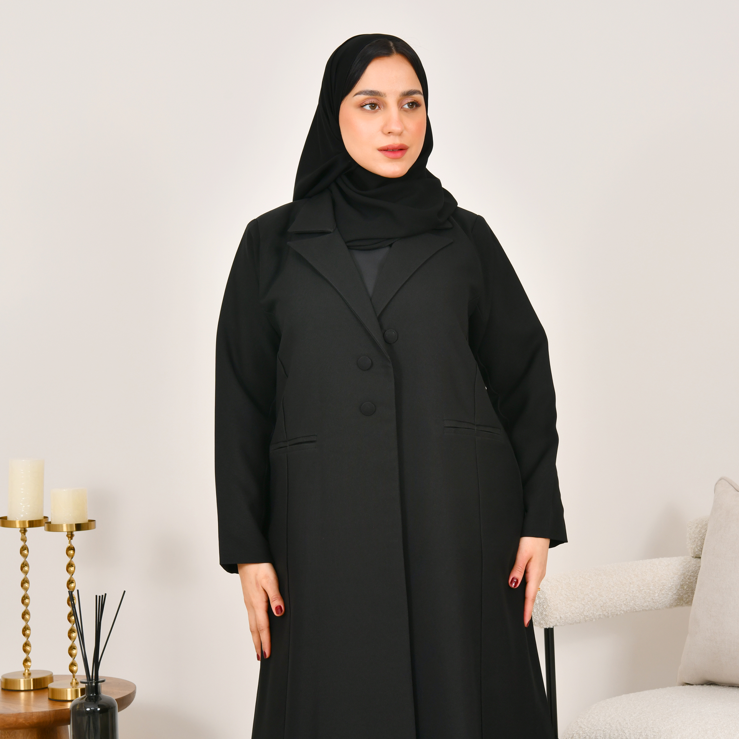 بليزر لف باللون الاسود بقصة ربع كلوش مع جيوب امامية 