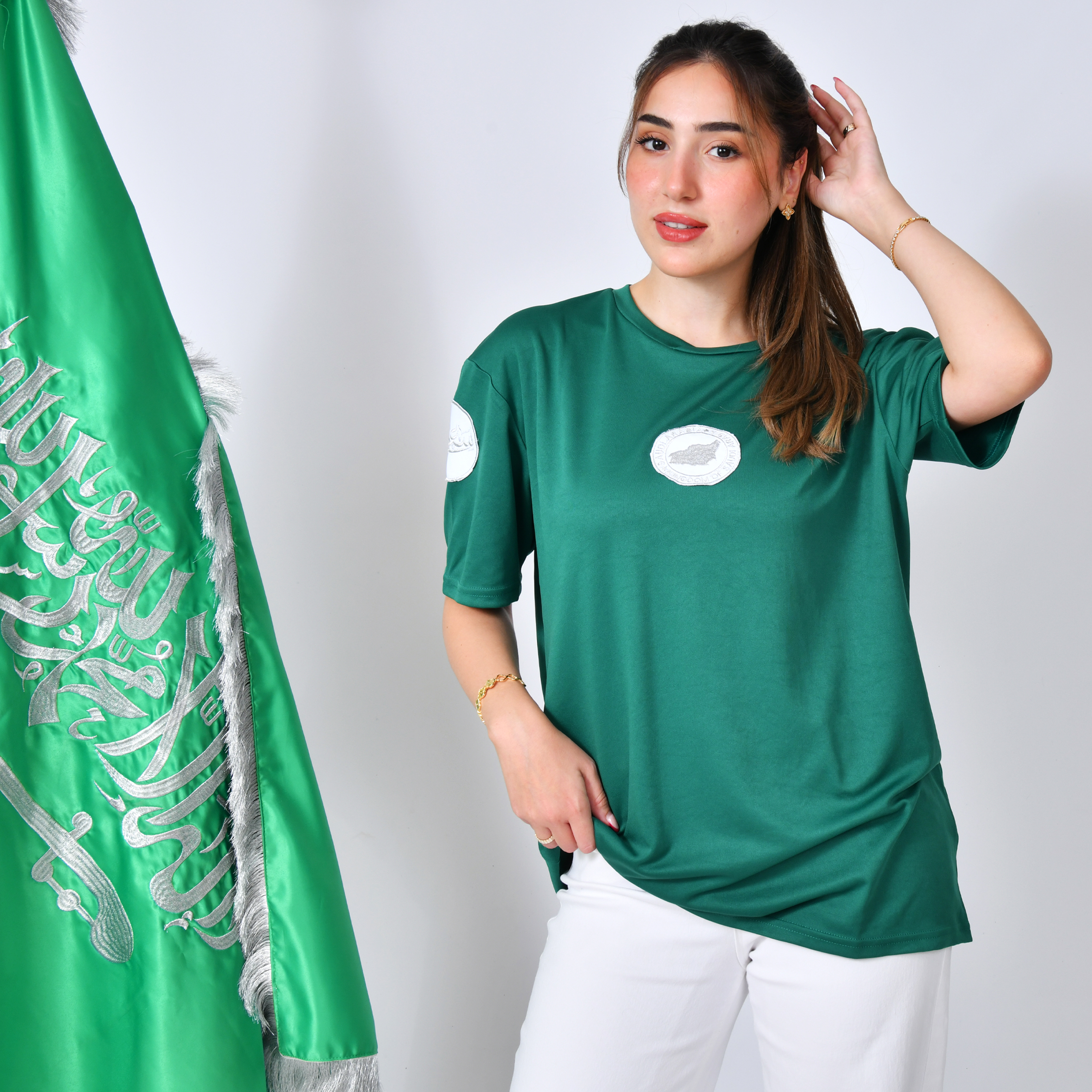  تيشيرت أخضر بتطريز شعار خريطة المملكة مع  شعار سعودية على الاكمام   