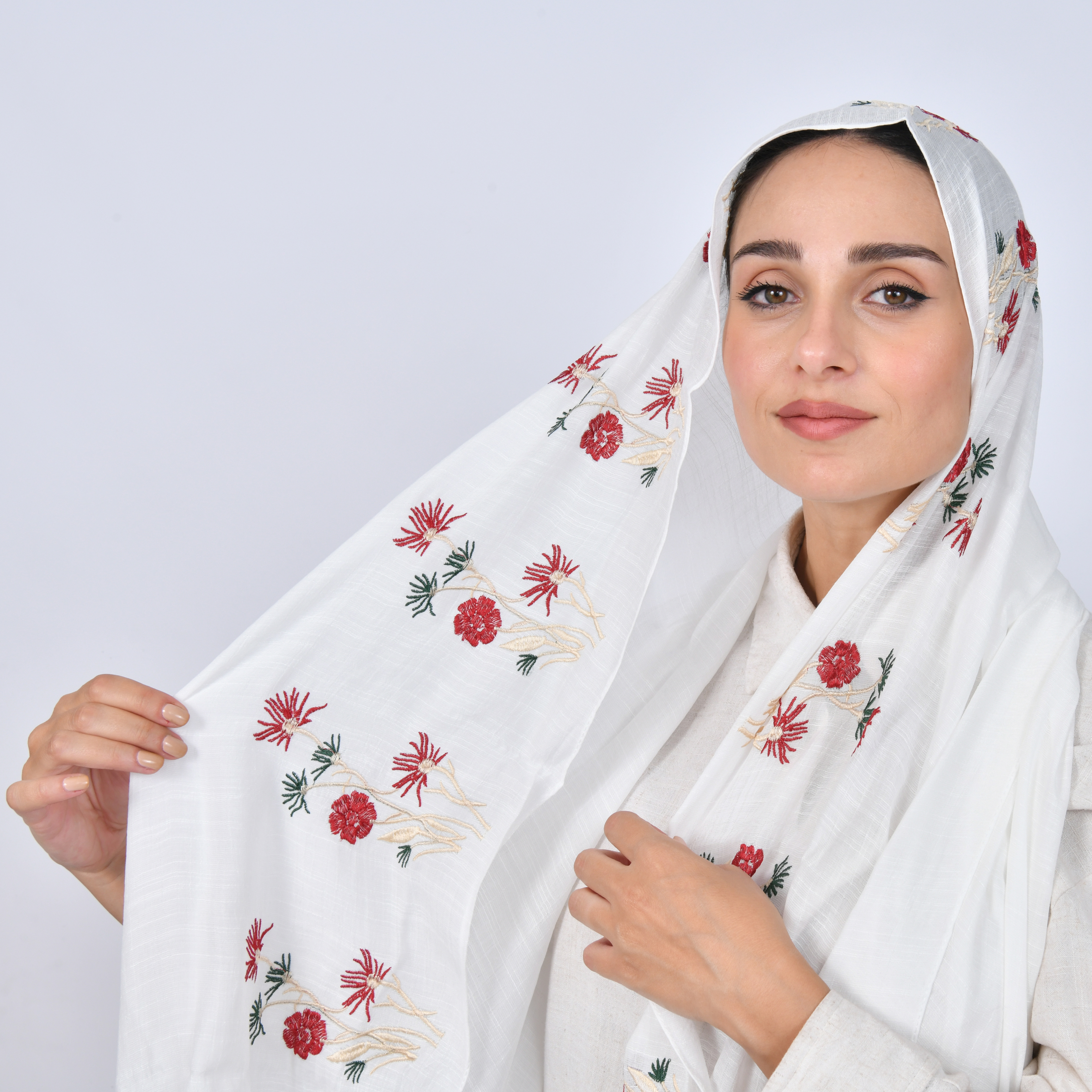  طرحه بيضاء بقماش الينن مطرزة 