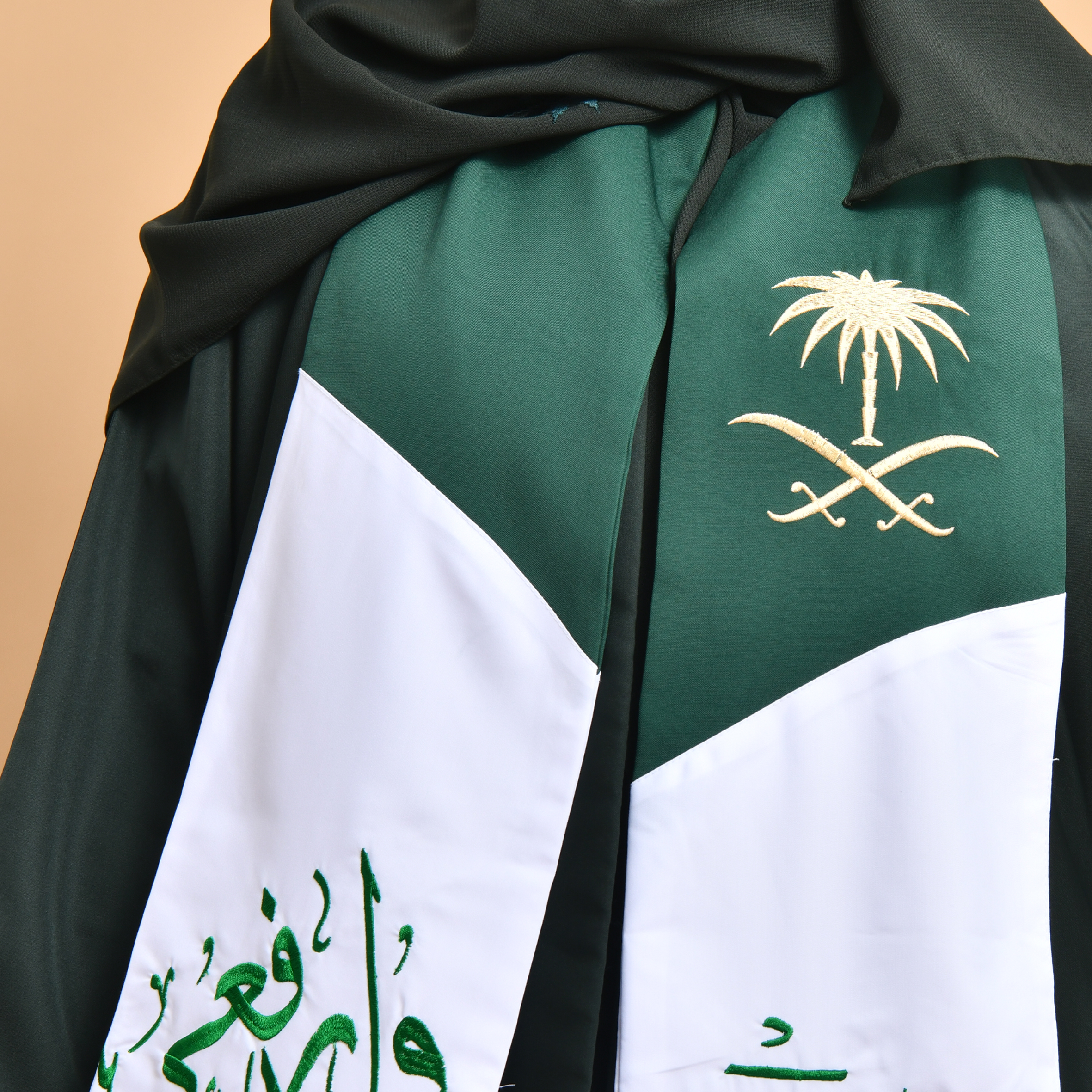  وشاح السعودية بتطريز عبارة النشيد الوطني  