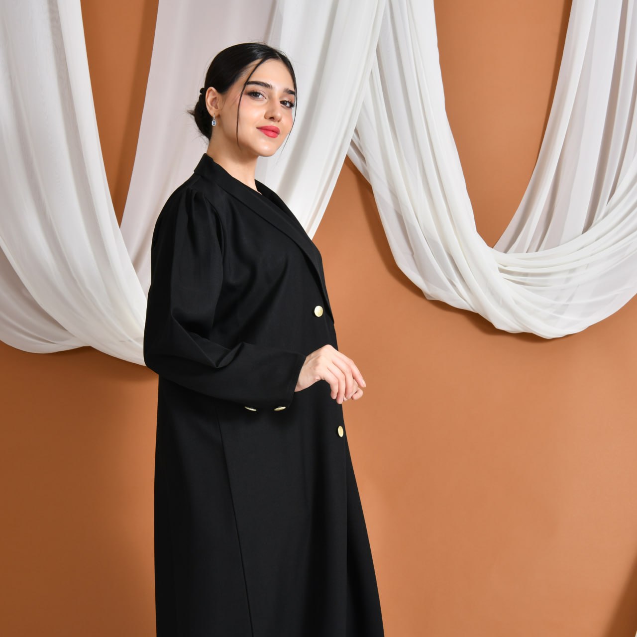  عباية سِما | رسمية  لف بأكمام بف مزينة بأزرار ذهبية 