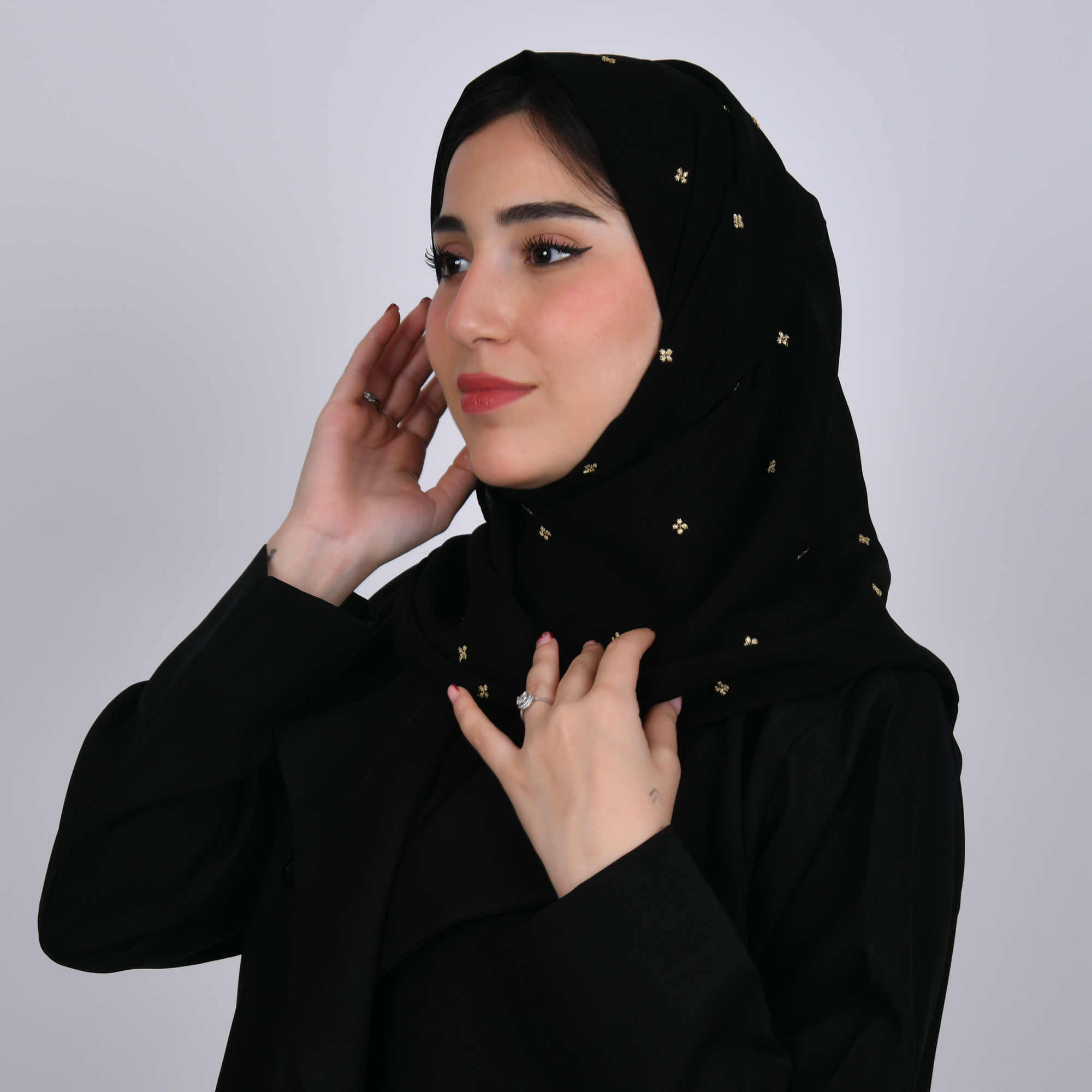  طرحه  حرير بلون اسود  و زهور ذهبيه  صغيره متفرقة   