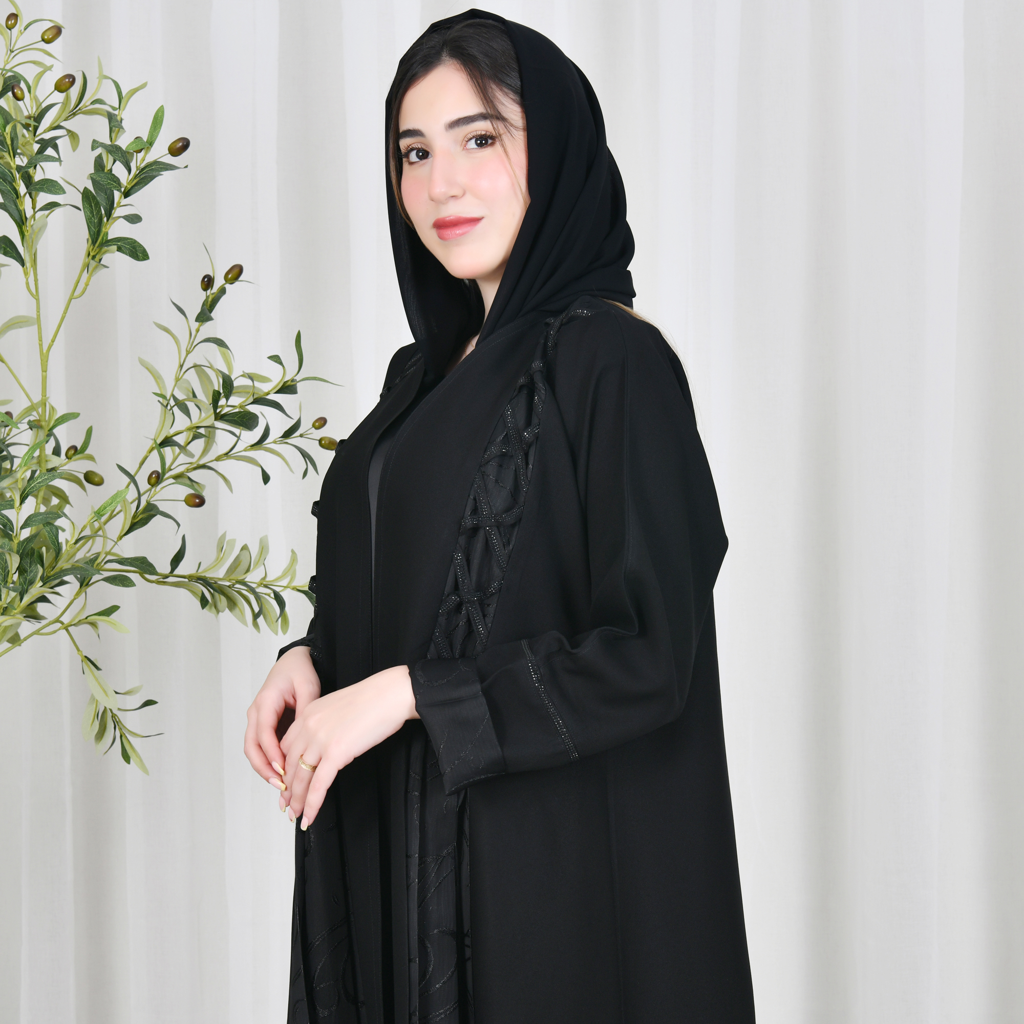  عباية لف سوداء بدمج قماشين مزينة بقيطان من الفصوص وكسرات عى جانبي العباية  