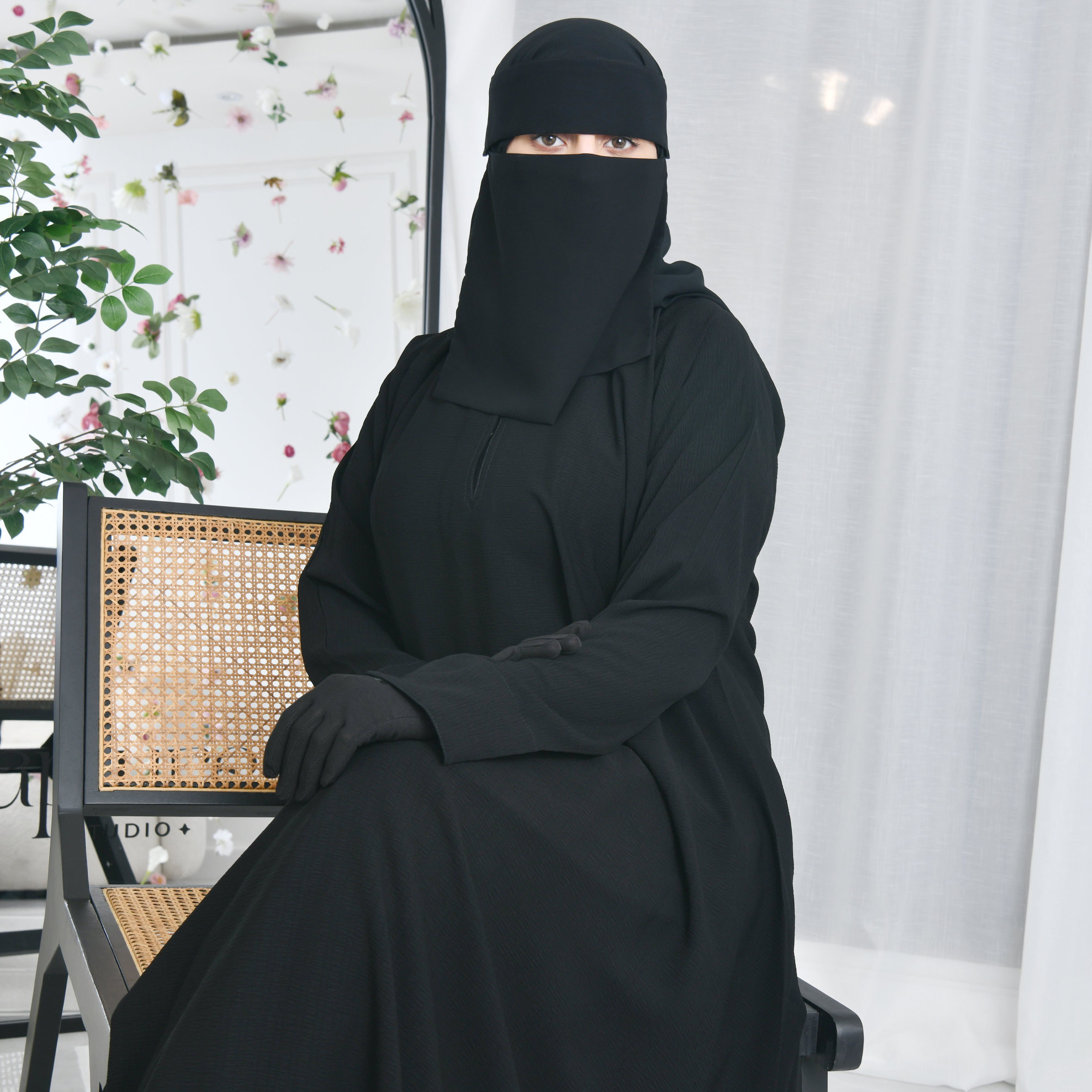 عباية كتف سادة مغلقة بطقطق من الاعلى 