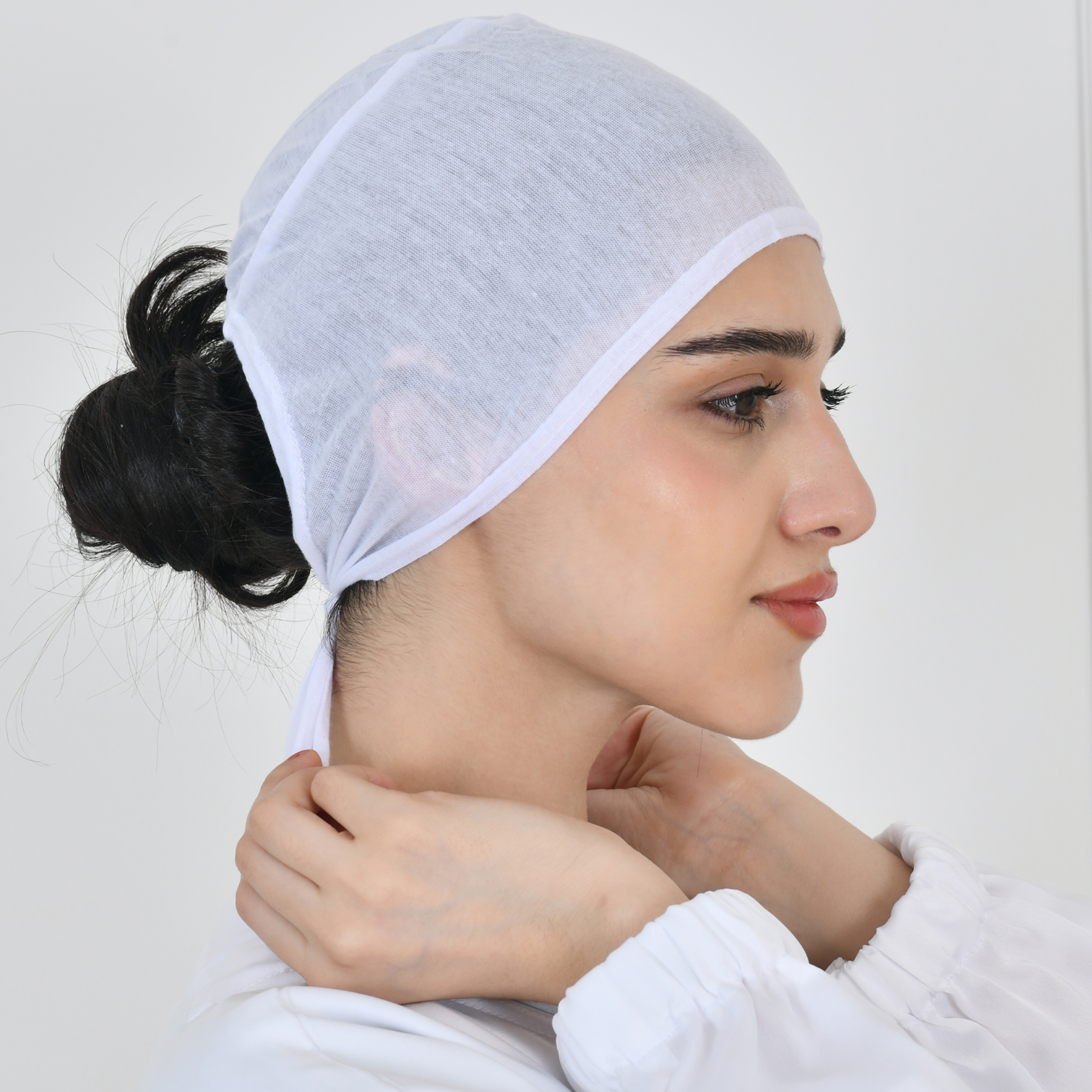  قبعة بيضاء برباط خلفي 