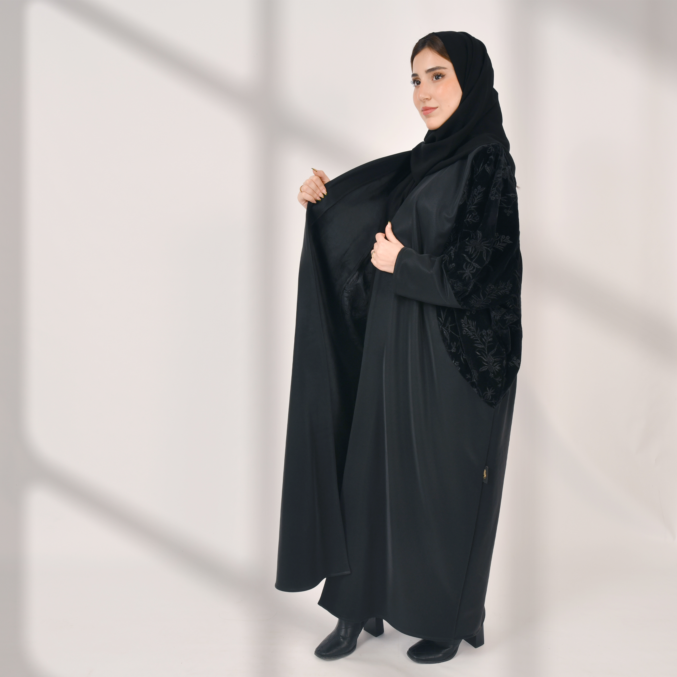 عباية لف شتوية من قماش الجلد المبطن بفرو والمخمل المنقوش بقصة واسعه واكمام ضيقة  