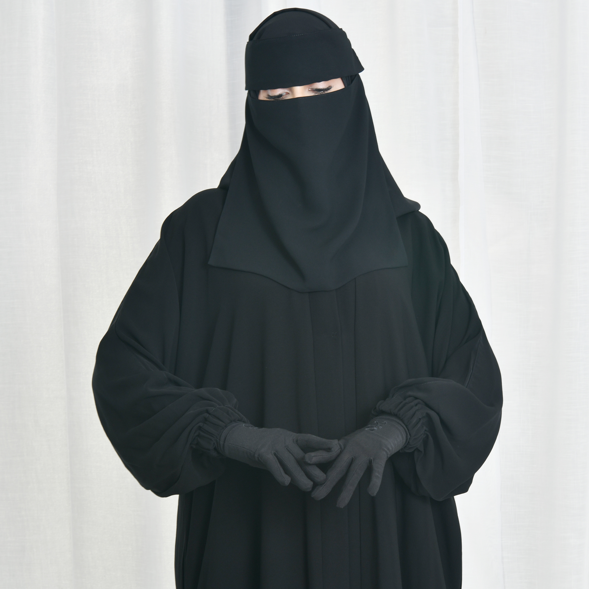  عباية راس سادة مغلقة بطقطق واكمام زم 