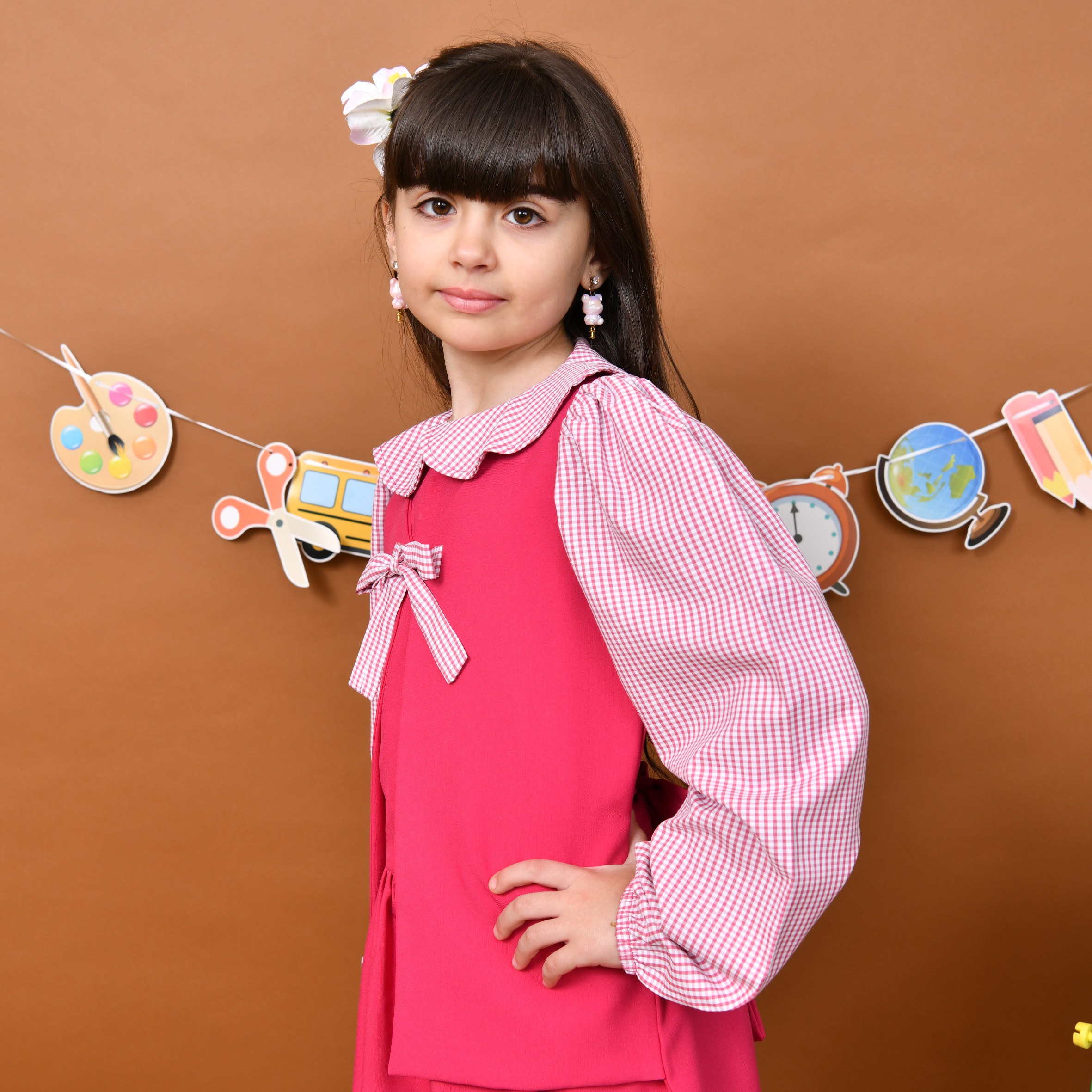  مريول حلا فوشي : تصميم أنيق بسديري متصل مزين بربطة اغلاق  