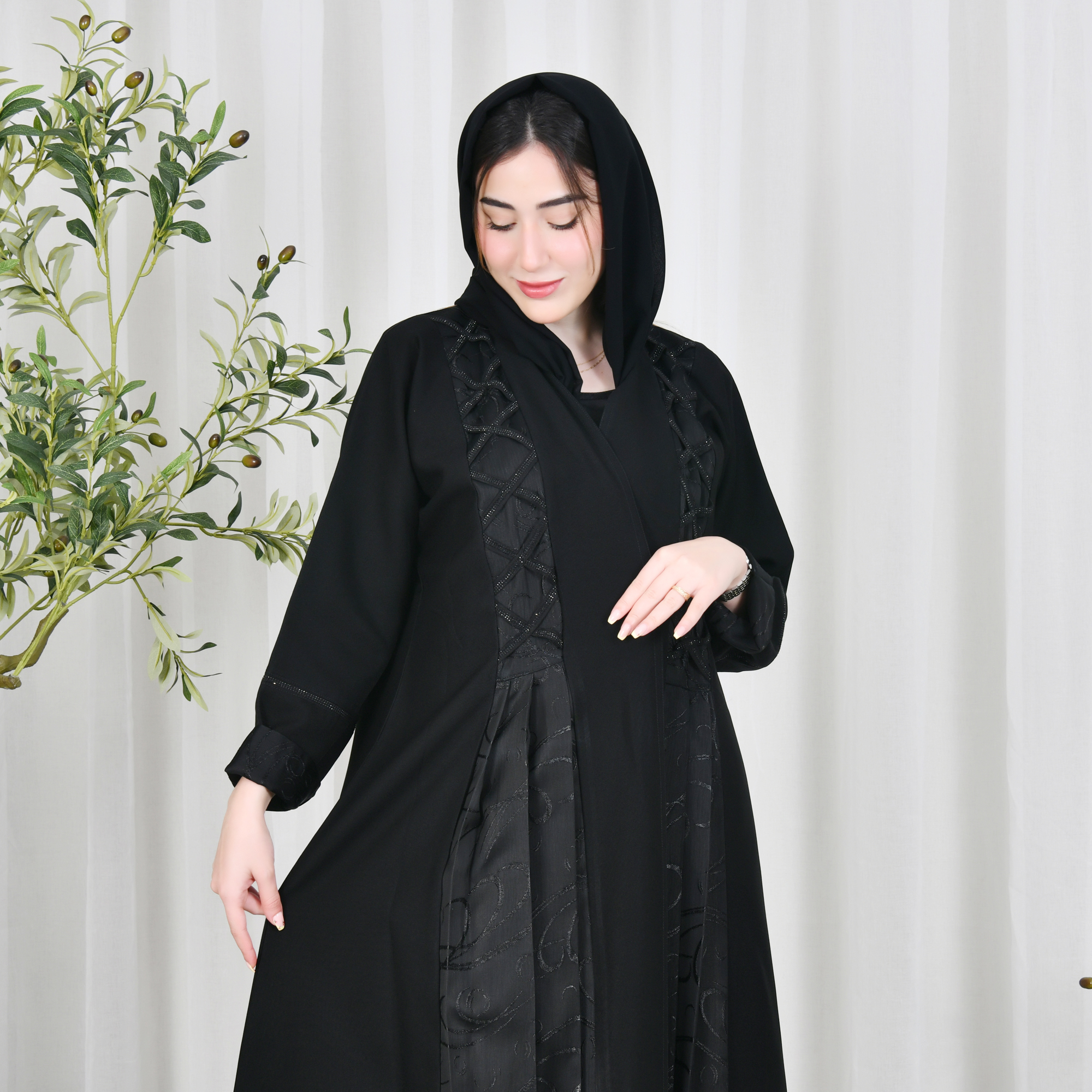  عباية لف سوداء بدمج قماشين مزينة بقيطان من الفصوص وكسرات عى جانبي العباية  