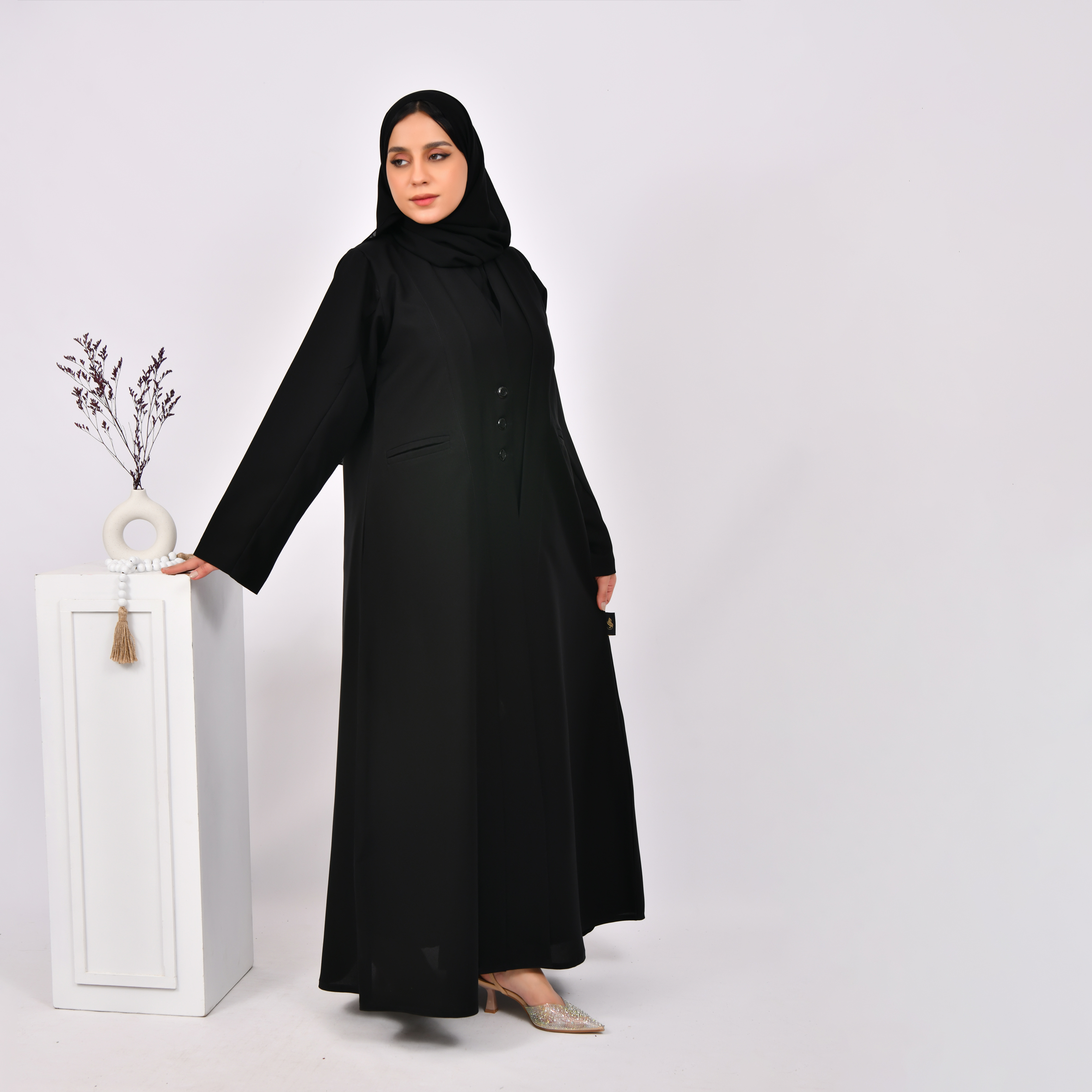  عباية سوداء تصميم بليزر بكتفايات مغلقة بأزرار وجيوب جانبية  