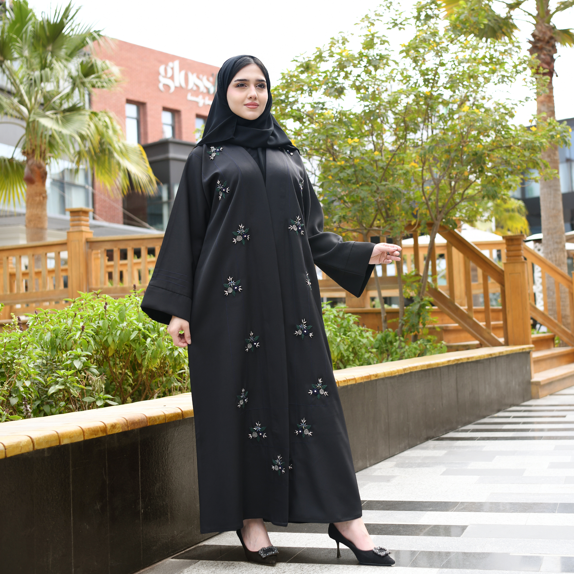  عباية لف مزينة بشك و تطريز باللون الأخضر و الأزرق و الكريستال الملون  