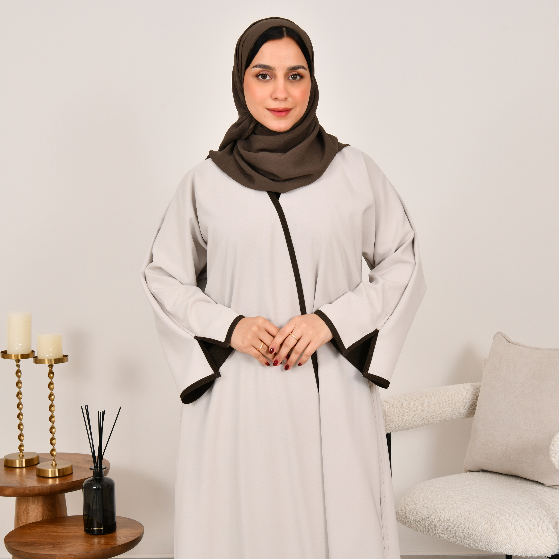  عباية لف دبل فيس باللون الاوف وايت والبني الداكن 