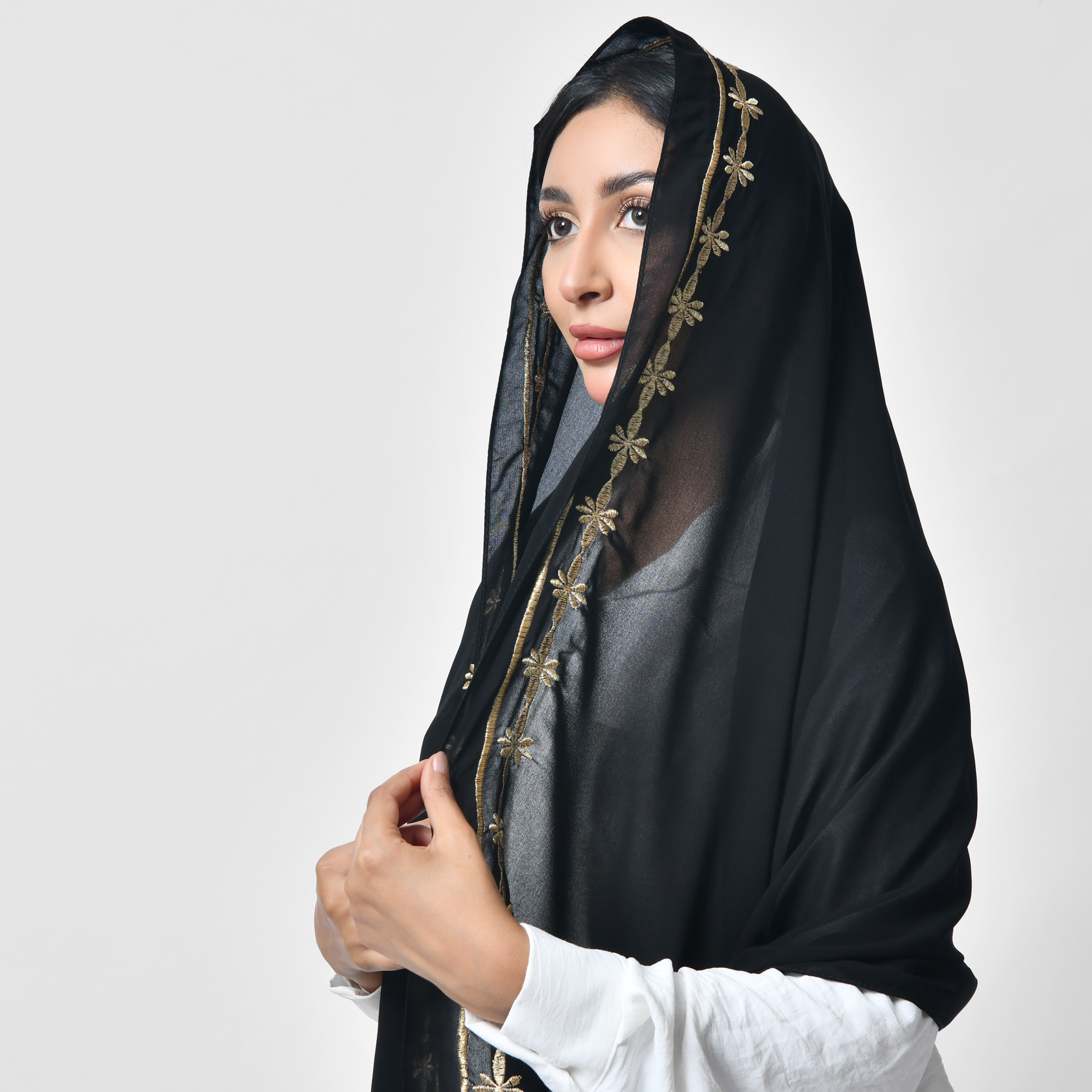  طرحة سوداء بتطريز ذهبي زاهي 