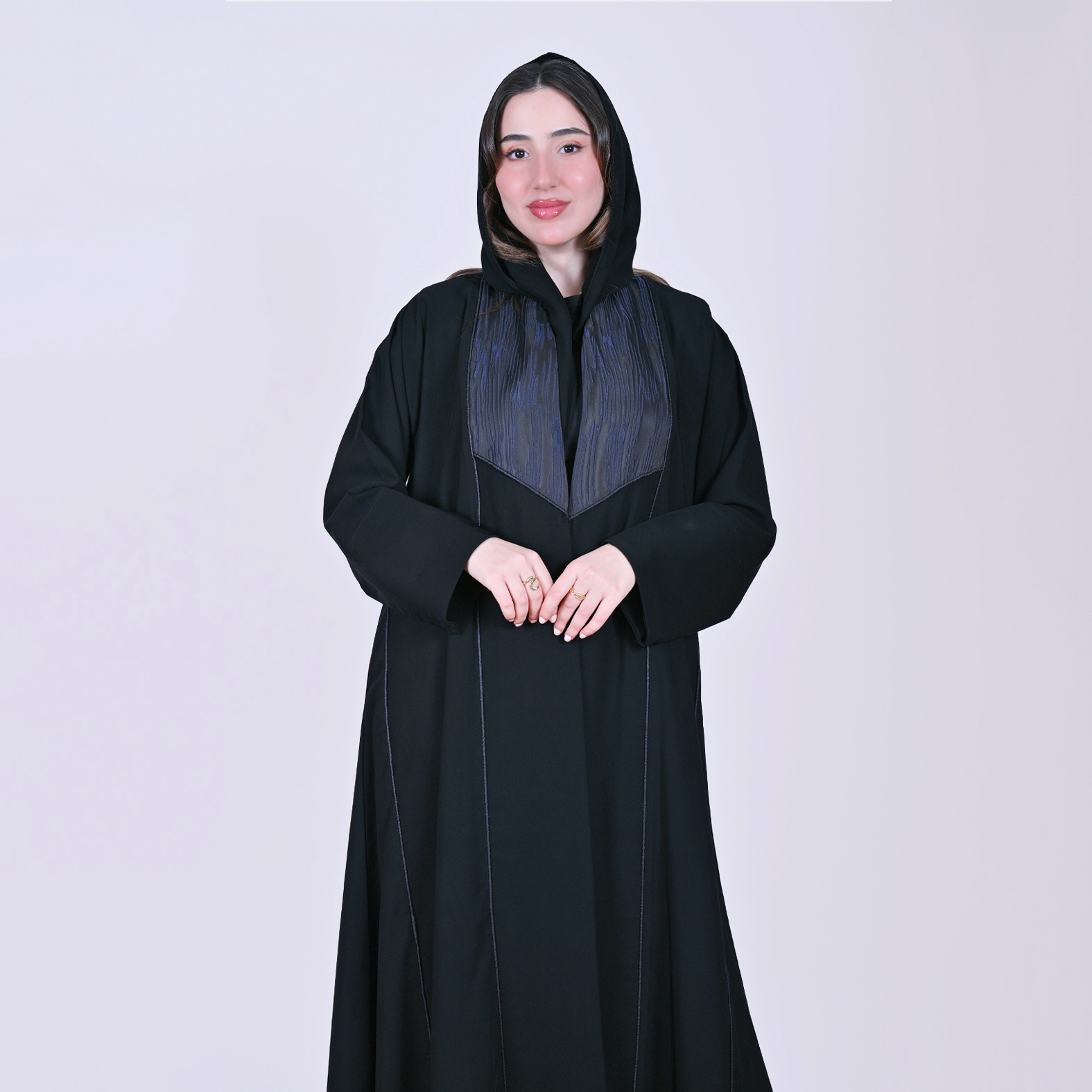  عباية لف سوداء مع تداخل قماش الجاكار المنقش بالكحلي على الواجهة 