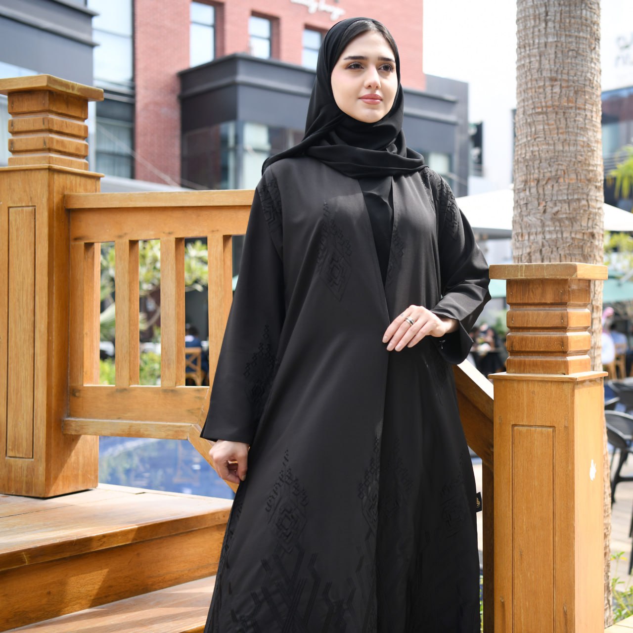  عباية بتصميم راقي لف سوداء بتطريز اسود مطفي على كامل العباية وبكسرة من الخلف  