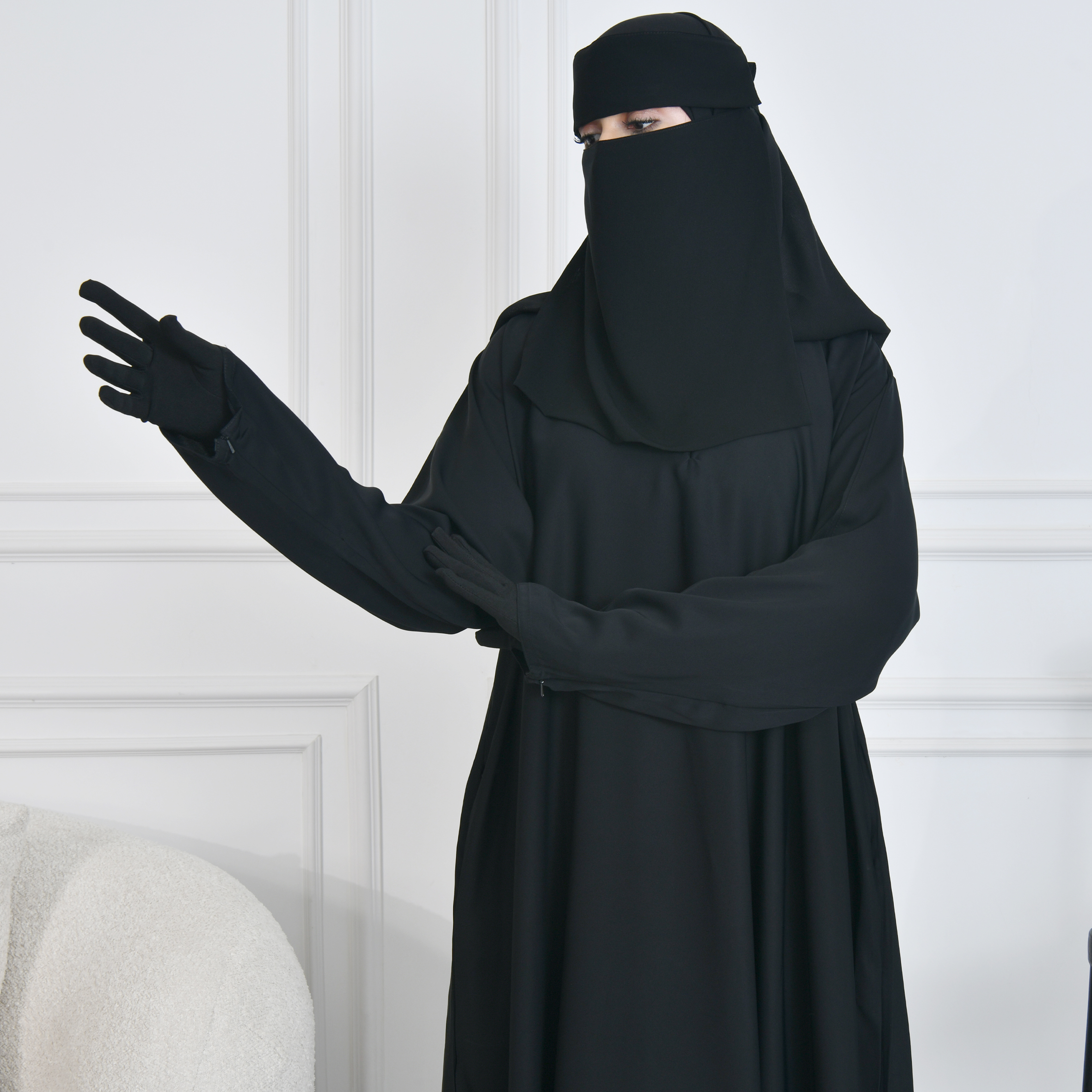  عباية كتف سوداء مغلقة بأكمام ضيقة وجيوب مخفية مزود بسحاب اغلاق 